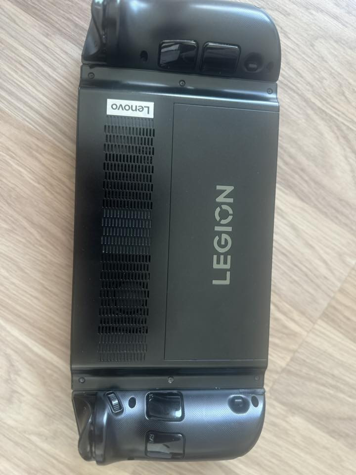 Lenovo go z1 extreme, جیهازێکی پاک و بێ کێشە، کەیس و قاعیدەشی بە جیا لەگەڵە ، لەگەڵ شەحن بەس بیلادی نییە

تایبەتمەندی:
Processor: AMD Ryzen Z1 Extreme with 8 cores and 16 threads, operating at 3.3 GHz (boosting up to 5.1 GHz). 
Graphics: Integrated RDNA3 780M graphics. 
Memory: Up to 16GB RAM. 
Storage: NVMe 500GB

Display: 8-inch PureSight display with a 16:10 aspect ratio and 120Hz variable refresh rate. 

سلێمانی
نرخی 550 هەزار دینار
ژمارە: ***********
