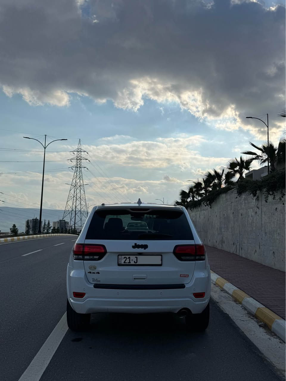 Jeep Laredo 2018 Black Top 4X4
جێب لاریدۆ ٢٠١٨ – مواسەفات بلاک تۆپ دەبڵ ئەکسل

ماشاءاللە، نموونەی جوانی و هەیکەل قەپات، مواسەفات هەیکەل و ناوی بیلادی ماوەتەوە، پێش و پشت کەپس

ماوەی ڕۆشتن: ١٤٥،٠٠٠ کیلۆمەتر

بۆیاخ:
دوو پارچەی دزراوە بێ دەعم، یەک پەڵە سارد، پێش و پشت کەپس

مواسەفات Black Top:
 • سڵایت
 • بەسمە
 • شەغال
 • چوار دەرگا بەسمە
 • دەبڵ ئەکسل
 • کوشن جلد
 • کوشن هیتەر
 • کوشنەکانی دواوەش هیتەر
 • کوشن سارد
 • کوشن کارەبای
 • سنوق شەفت (کارەبای)
 • پەردەی سنوق بیلاد
 • لایت ناو ڕەش عەدەسە زینۆن بلاجیکتۆر
 • لایتی دواوە کامل لید
 • ویل کرۆم ڕەشی بیلاد
 • ڕاداری ٣٦٠ پلە (پێشەوە، دواوە، ئاوێنەکان، ڕاداری خەتی جادە، تەحدید سورعە)
 • کامێرا ٣٦٠ پلە
 • شاشە گەورە
 • کامێرا، حاسە
 • سێ گێڕ (عادی، ئۆتۆماتیک، گێڕ لە سووکان)
 • چوار مۆدی لێخوڕین (ECO, SPORT, NORMAL, MANUALL)
 • نێزامی هێزی سەیارەکە لە شاشەوە
 • تەبرید مەرکەزی
 • نێزامی سبلێت
 • کارپلەی Android, iOS
 • زۆر مواسەفاتی تر…

کامل سێرڤس کراوە
 • ڕۆنی مەکینە تازەیە
 • هایدرۆلیک تازەیە
 • چوار تایەی تازەی تایلەندی لەژێرە

ڕەقەم و سەنەوی تازەیە: تا ٢٠٢٩
تەحویل و غرامە: بە شەرت

ناونیشان: سلێمانی

پەیوەندی:
***********
***********

————————————
Jeep Laredo 2018 Black Top 4X4
جيب لاريدو ٢٠١٨ – مواصفات بلاك توب دبل أكسل

ما شاء الله، نموذج رائع و بحالة ممتازة، المواصفات كاملة، الهيكل بحالة جيدة، أمامي وخلفي كابس

مسافة السير: ١٤٥،٠٠٠ كيلومتر

الحالة:
قطعتين مسروقة بدون عطل، مكيف واحد بارد، أمامي وخلفي كابس

مواصفات Black Top:
 • سلايت
 • بسمه
 • شغال
 • أربعة أبواب بسمه
 • دبل أكسل
 • كوشن جلد
 • كوشن هيتير
 • كوشنات الخلف أيضاً هيتير
 • كوشن بارد
 • كوشن كهرباء
 • سنوق شفت (كهرباء)
 • ستارة سنوق بلد
 • فوانيس داخلية سوداء أديسه زينون بلاجيكتور
 • فوانيس خلفية كاملة ليد
 • جنوط كروم سود بلد
 • رادار ٣٦٠ درجة (أمامي، خلفي، المرايا، رادار خط الطريق، تحديد السرعة)
 • كاميرا ٣٦٠ درجة
 • شاشة كبيرة
 • كاميرا، حساس
 • ثلاث سرعات (عادي، أوتوماتيك، سرعة في القير)
 • أربعة أوضاع للقيادة (ECO, SPORT, NORMAL, MANUAL)
 • نظام قوة السيارة من الشاشة
 • تكييف مركزي
 • نظام سبلت
 • كاربلاي Android, iOS
 • مواصفات أخرى كثيرة…

تم عمل صيانة كاملة
 • ضوء المحرك جدید
 • هيدروليك جدید
 • أربع إطارات جديدة تايلندي تحت

الرخصة وسنة الصنع: حتى ٢٠٢٩
التسليم والغرامة: حسب الشرط

العنوان: السليمانية

للتواصل:
***********
*********** السليمانية, العراق
