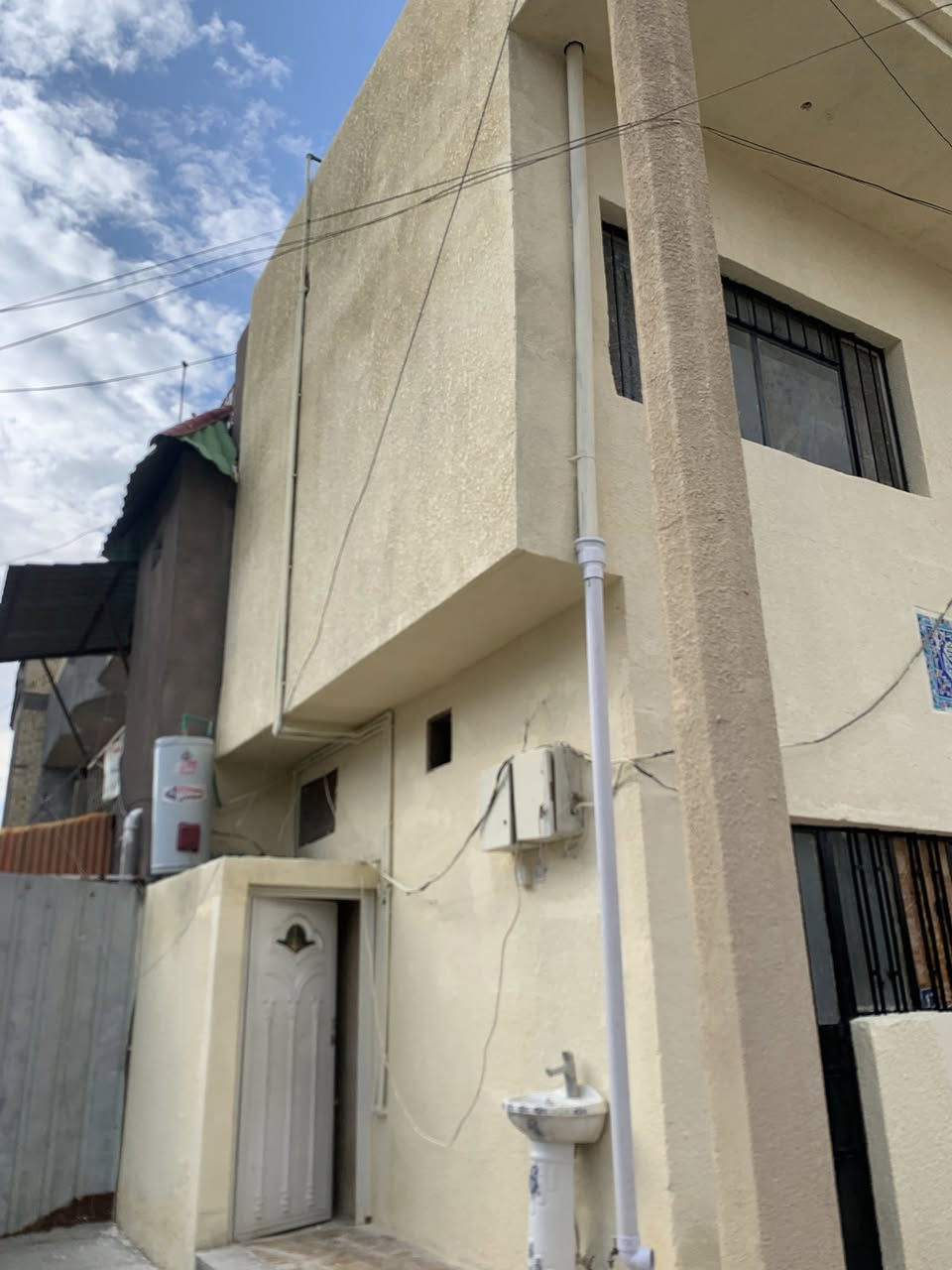 للبيع ٦٠ م ركن فارغ الوجه ١٠ ونزال ٦ طابقين ٢ نوم مدخلين 
***********
