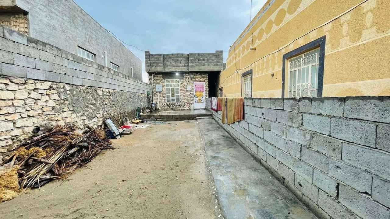 السلام عليكم
بسبب الوعود الكاذبة 

بيت كامل مع (مشتملات عدد 2) 👈 بناء حديث .#للبيــع 
المســـاحة : 1,020 متر 

#البيت_الاول_يشمل :

غرف_عدد_2 .
ديوانية الطول 8 مترات .
هول .
صاله استقبال . 8 مترات
صحيات خارجية وداخلية 
مطبخ .
محلات عدد 2

#اما_المشتمل_الاول : بناء حديث
غرف عدد 1
هول استقبال
مطبخ
صحيات 

#المشتمل_الثاني :
غرف_عدد_1
استقبال 
مطبخ بارد وحار 
صحيات . 

للاستفسار / ***********

العنوان : #الشراع_قرب_عيادة_الدكتور_لطيف و #مدرسة_جنة_المأوى_الابتدائية .
