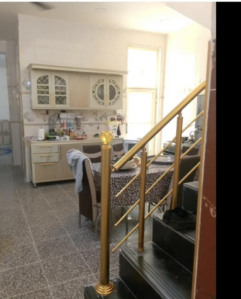 دار للبيع زراعي مساحه ٩٣. متر. قريب الشارع مقابيل معهد المستقبل يحتوي على طرمه وصاله ومطبخ وغرف اثنين وخدمات اثنين وسطح السعر ٢٣٥. عرض الشارع ستة امتار.  الاتصال ***********
