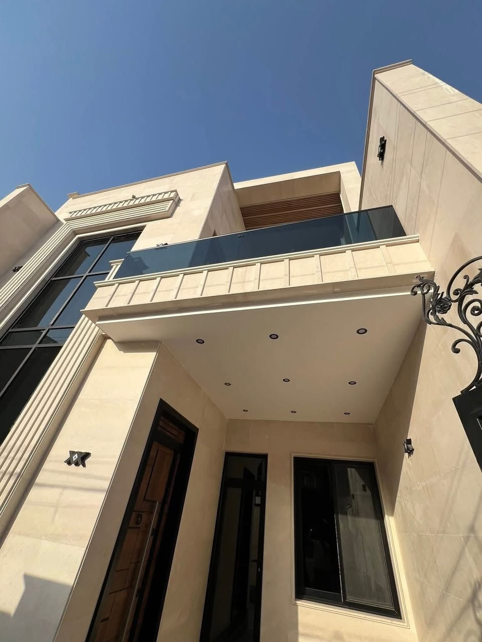 عقارات-الخضراء - نسعى - دومآ- نحو- الافضل

#اعلان رقم ((1023))

#دار بناء درجة اولى للبيع في منطقة السيدية مربع الضباط التصنع 

#مساحة :168متر  واجهه: 8 م
#المحتويات : 1 نوم  طابق أول صالة  استقبال هول داخلي مطبخ  خدمات متكاملة مناور كراج 
طابق الثاني نوم عدد3 خدمات طابق الثالث نوم عدد1سويت 

#المواصفات : ارضية مرمر وواجهة مرمر وجبس بورد تأسيس كاميرات وسبالت دفن وابواب قاصة

#السعر : اتصال على المكتب 

مراسلة الصفحة على # الفيس بوك 
عقارات -الخضراء - في السيدية
# او الاتصال على الرقم
☎️***********☎️ 
#او مراجعة مكتب الخضراء 
في السيدية شارع العلوة مقابل قاعه ريتاج للمناسبات
