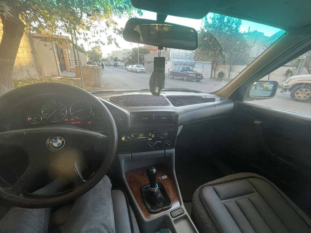 بیئێم مۆدێل 1990 مەکینە 520 فەل گێڕ عادی سڵاید کامل بۆیاخە بۆ جوانی بێ دەعم ئاڕم و سەنەویە گێڕ و مەکینەی مەزبوت سەیارەی مەعرەز نیە هی خۆمە بێ مەسرەفە 
.
لە سلێمانیم 
*********** السليمانية, العراق
