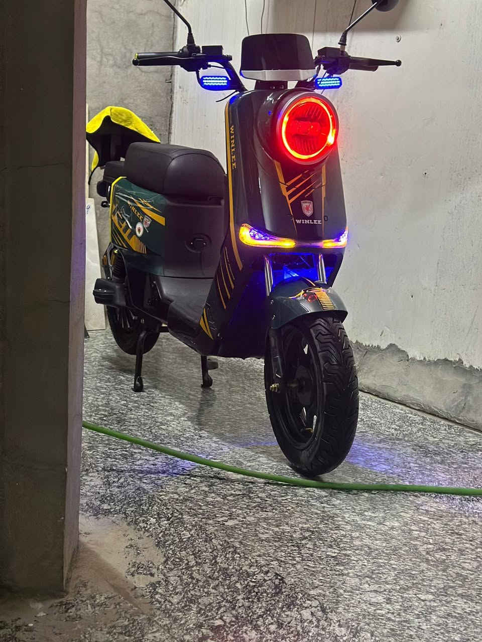 السلام عليكم دراجه شحن للبيع R11 من شركه والي  موديل 2025 لون زيتوني مواصفات
5 بطاريات اكبر شي 32 امبير 
حجم 20 
ملف 2000 نحاس حقيقي 100/100
تمشي بل شحنه وحده 55 كيلو 
لبريكات هودرويلك 
سرعه بل شاشه تقره 109 حقيقي 80 
لايت زنون قوي 
دبل اشاره اشاره يمنه يسره 
اناره اي ليدي 
فتغراليه ويه لبريك 
سعر 570 وبيها مجال 🤩 
مكاني بغداد جميله شارع خير 
للاستفسار *********** رصيد أو واتساب
