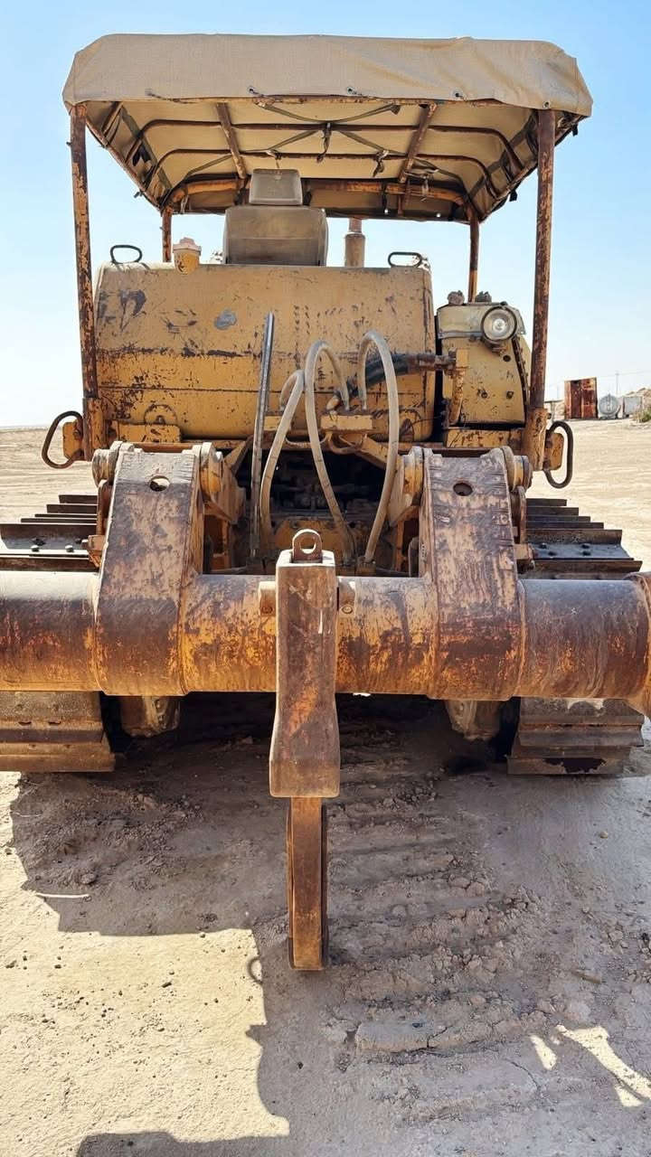 للبيع  بلدوزر كماتسو موديل 85 حجم 85 نضيفه جاهزه للشغل ارقام او سنويه كامله  مكان الانبار ***********
