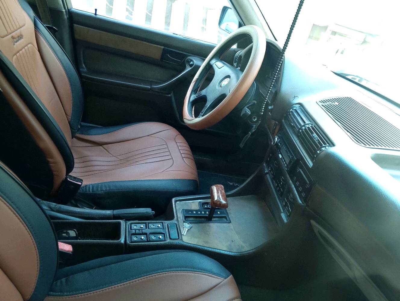 سيارة BMW موديل 730، بحالة جيدة. اللون بني ولديه إطارات معدنية بمظهر جذاب. الديكور الداخلي مريح ومصمم بأناقة.

السيارة مصانة وجاهزة للاستخدام اليومي. مناسبة لعشاق السيارات الكلاسيكية والموثوقة.