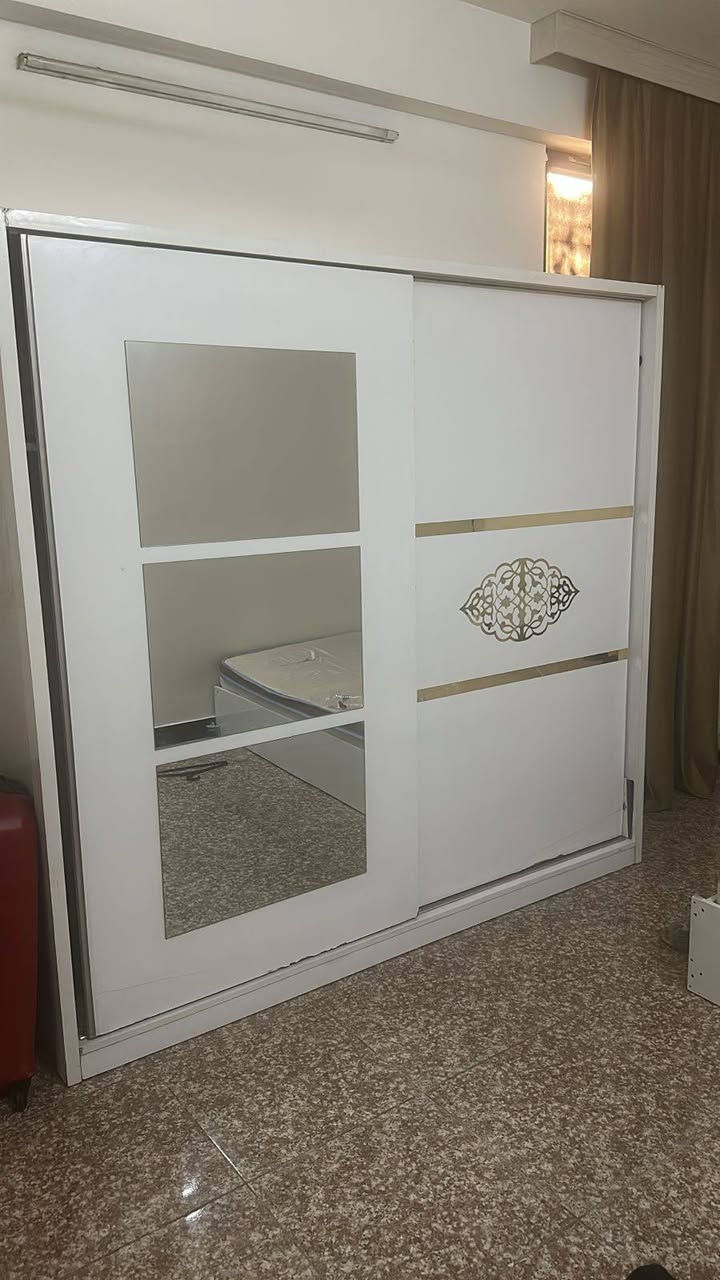 الغرفه ٣٠٠ 
كاونتر ٣٠٠ 
طباخ ١٠٠ 
غساله ١٠٠ 
ثلاجه ١٥٠ 
بردات الوحده ع ٦٠ 
والبرده الجوزيه بيها قطعتين يعني بس ممعلكتها
اذا الجربايه وياها المندر مالتها ماخذته جديد تصير ٤٠٠بيهم مجال بسيط الي ياخذهم كلهم مكان الكاضميه


**إذا كنت صاحب هذا الإعلان وتريد حذفه لأي سبب، رجاءا أرسل رسالة إلى الدعم الفني**