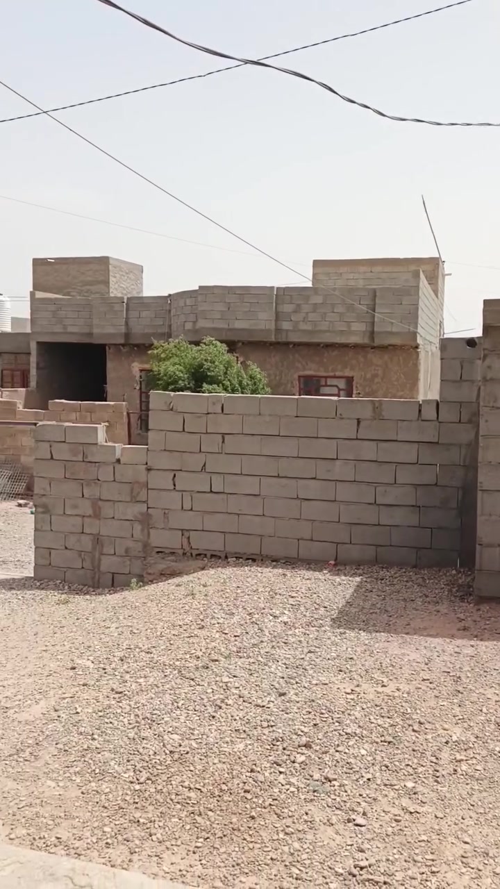 بيت متكون من غرفتين وصاله وحمام وصحيات خارج داخل بيت امسيج مساحه البيت 360 بيت جاهز للسكن رقم واتساب ‏‪***********‬‏
