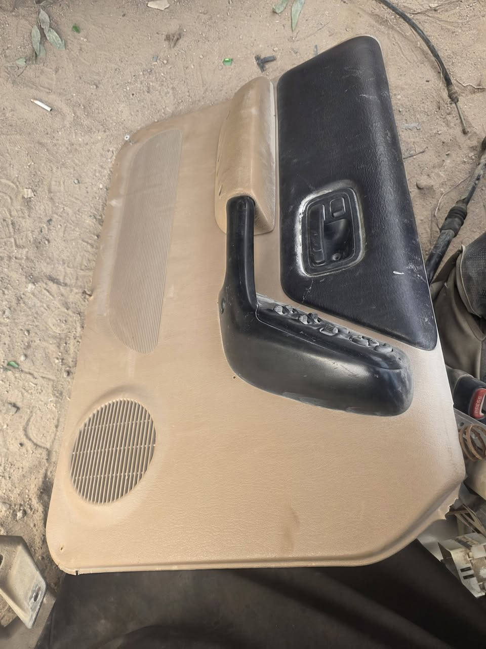 قرفه جيب شاروكي ٢٠٠٠ البيع
***********
