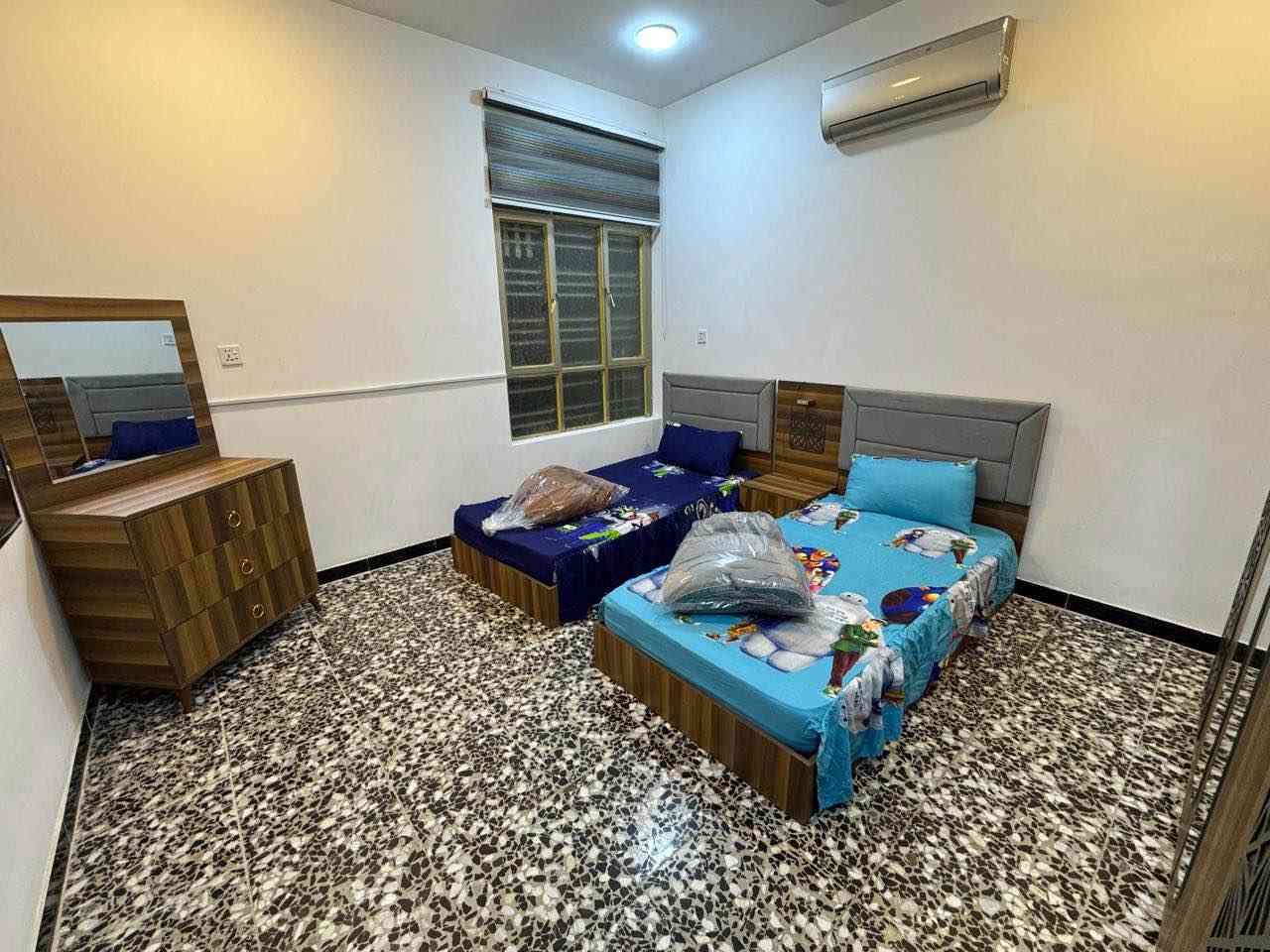 شقة راقية uhبتأثيث حديث وذوق عالٍ، ضمن بناية جديدة (صفر)، تجمع بين الراحة والفخامة، جاهزة للسكن الفوري، مع توفر جميع الخدمات.

تفاصيل الشقة:
 • 3 غرف نوم واسعة (إحداها ماستر)
 • صالة كبيرة وواسعة بتصميم أنيق
 • مطبخ كبير مجهز بالكامل بأحدث الأجهزة
 • عدد الحمامات: 2
 • سبالت حديثة وأجهزة كهربائية كاملة
 • إنترنت متوفر
 • كهرباء 24 ساعة
 • الكهرباء والإنترنت مدفوعة
 • بناية حديثة وخدمات متكاملة

📍 الموقع: العدل الثانية – كفاءات الغزالية – شارع مدرسة الحكمة
💰 الإيجار: شهري ….الايجار من المالك مباشرة بدون دلاليه
شامله التنظيف مرة كل اسبوع 
📞 للتواصل: *********** بغداد, العراق
