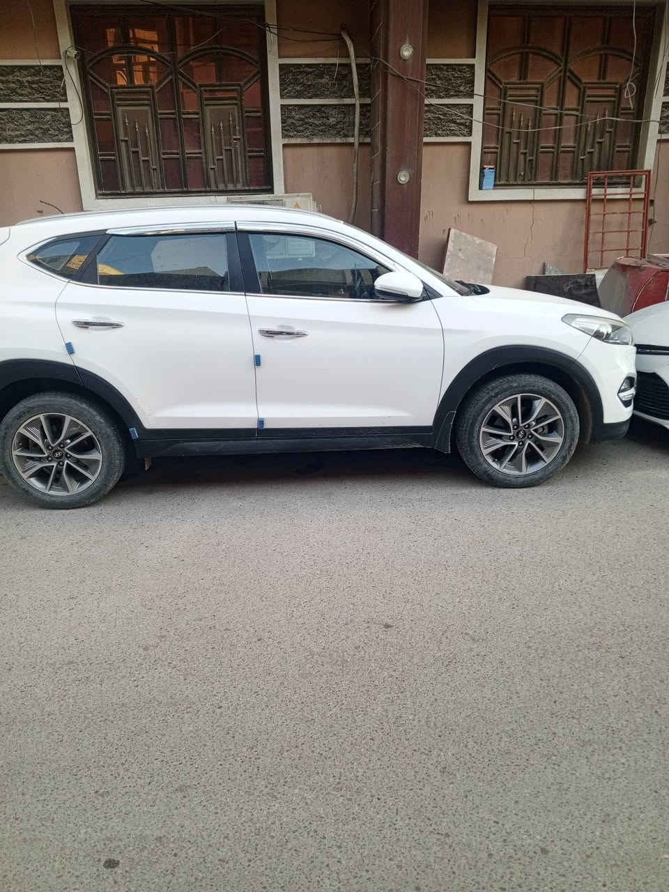 السلام عليكم 
 توسان خليجي 2018
 رقم بغداد الجديد 
هزه سنويه جديدة
يدات نيكل
شاشة كبيرة حساسات اماميه وخلفيه
كاميرا خلفية
مري شفط مع اشاير
لد نهاري
تحكم ستيرن
كشنات جلد
الارضيه مغلفة جلد
تطعيم الداخل صاجي 
ثلاث وضعيات قيادة (سبورت,عادي,ECO)
تبريد قطعتين السياره مكفوله محرك كير مكفول بسمي السعر 183 وبيه مجال العنوان بغداد الاعظميه *********** وتساب ***********
