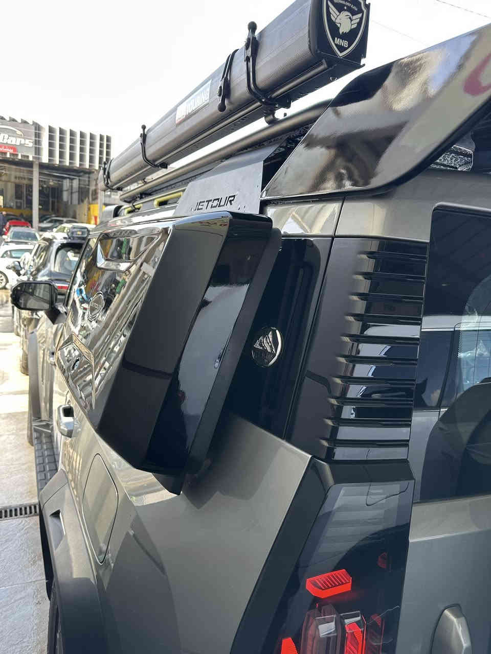 T2 1.5L Plug-in Hybrid LUXURY (E جيتور (بلك-إن هايبرد
الموديل 2025 
العداد: صفر كيلو متر
المحرك: 4 أسطوانات 1.5L تيربو + محرك كهربائي القوة الاجمالية 380
حصان
عزم الدوران (نيوتن-م) : 610
ناقل الحركة: أوتوماتيكي مخصص لنظام الهايبرد 3DHT
نظام الدفع: نظام دفع بالعجلات الامامية
سعة البطارية كيلووات/س: 26.7
بشحنة كهربائية وتعبئة وقود كاملة يصل المدى إلى 1200 كم استهلاك الوقود: 6.3 لتر لكل 100 كم

المواصفات
*فتحة سقف بانوراما بقياس 1.1م
* إطارات قياس 20 إنج
*الصندوق شفط
*الشباك الامامي شعار جيتور مضاء
*عروض ضوئية وموسيقية استعراضية
*رادار تفاعلي
*نظام القيادة شبه الذاتية
*نظام الكبح التلقائي في حالة الطوارئ
*كاميرات محيطية 540 درجة
*حساسات أمامية وخلفية
*نقطة العمياء
* تحذير مغادرة المسار
* المساعدة للبقاء في المسار
*شاشة التحكم بقياس 15.6 إنج
*شاشة القيادة بقياس 10.25 إنج
*نظام صوتي 12 سماعات من Sony
*نظام أبل كاربلاي وأندرويد أوتو

جميع مستحضرات التجميل مصنوعة في الصين

سعر ٤٤،٥٠٠،٠٠٠ ملیۆن دینار
سفر کم
بدون رقم
سلیمانیە
***********
