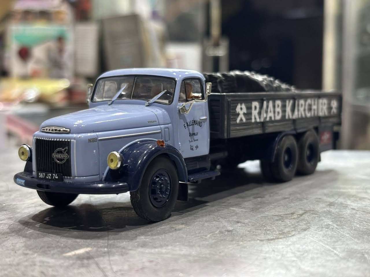 Volvo N88
المعروف عند العراقيين بلقب 😍 يعرفه الهواة 

استوردته أمانة بغداد في بداية السبعينات 1972 لغرض تعبيد الطرق و يعتبر من شاحنات الشارع العراقي .

الشركة مجهولة لكن مكتوب على الباكيت باللغة الفرنسية و يعتقد من شركة IXO الفرنسية 🇫🇷 

وهذه بعض الصور للقطعة 👇🏻

الحجم 1:43

السعر 118 الف فقط 🔥 

يتوفر توصيل لجميع محافظات العراق 🤩💙

 📍العنوان / شارع فلسطين - خلف المستشفى العالمي 
مكتبة الأمين للحجز و الاستفسار على الرقم او مراسلة الصفحة ***********
#مصغرات #سيارات_مصغرة #بغداد
