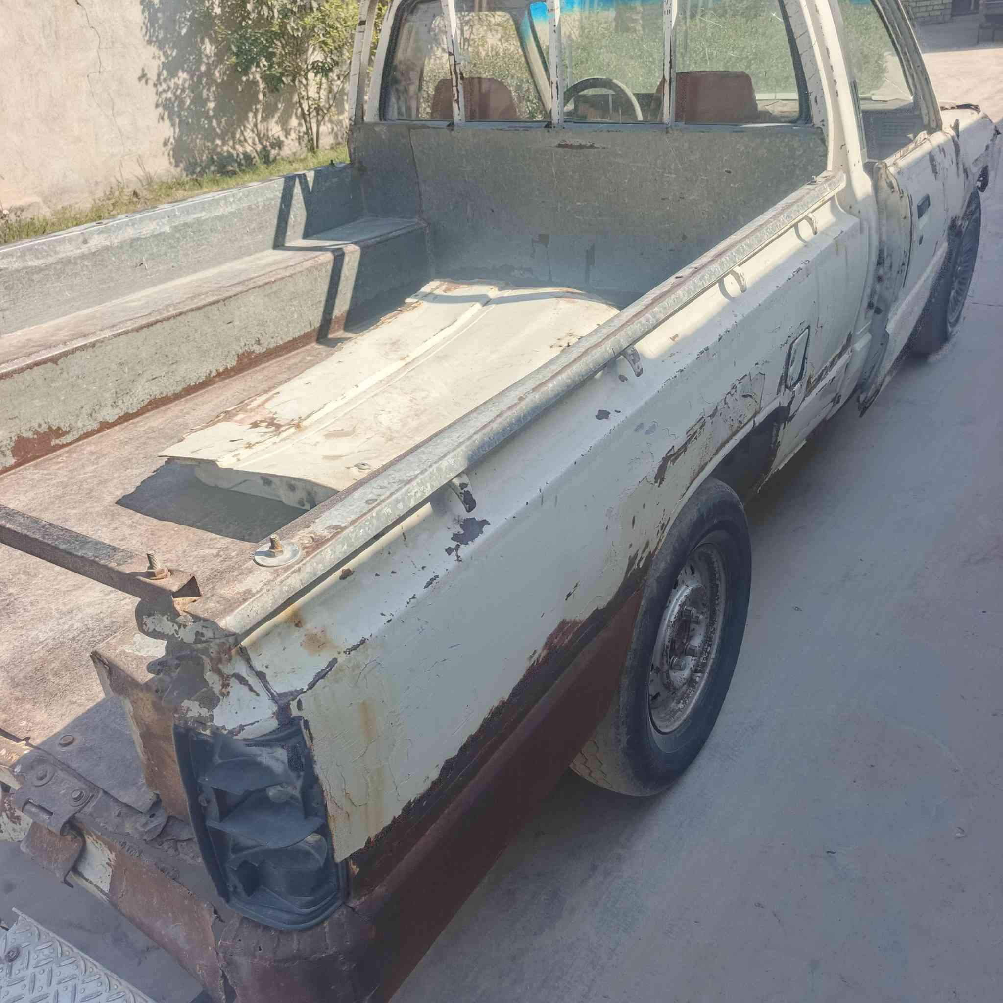 السلام عليكم بيكب موديل ٨٥ رقم بغداد صدامي سياره شغالة السعر ١٩ السنويه بسمي مكانها المعامل ***********  أو  ***********
