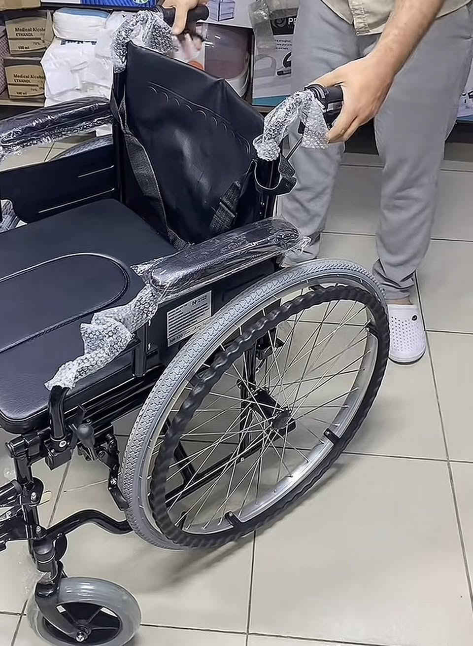 سلام عليكم عندي هذه العربانة معاقين للحمام جديدة ب بجيس وكافه ملحقاتها والله سبب البيع جبناها ووالدي ممتعود عليها الا على مال شلل رباعي  سعرها ١٥٠ وبيها مجال مكان البصرة
