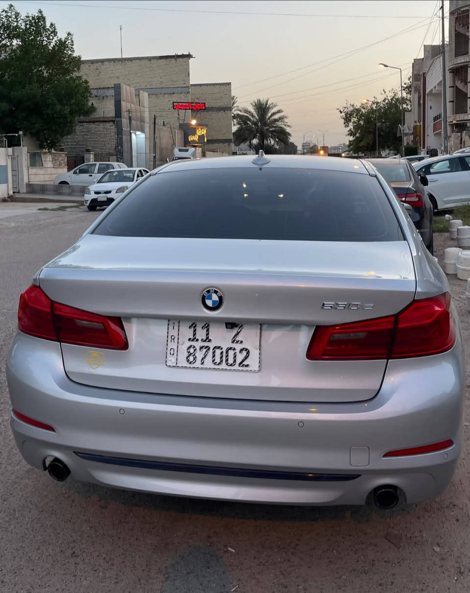 السلام عليكم 
530e بانزين - كهرباء 2019
مواصفاتها معروفة حساسات ورادارات 360 داتا شو وسلايد وجنطة كهرباء وعليها ادامة كاملة ومكفولة من كل نقص متصرف عليها دينار والسبارة وارد امريكي بيها بس بنيد بدون ايرباك بدون دواخل وجاملغ وباب الراكب كلير امريكا 
مكاني بغداد ***********
السعر 23,500$
