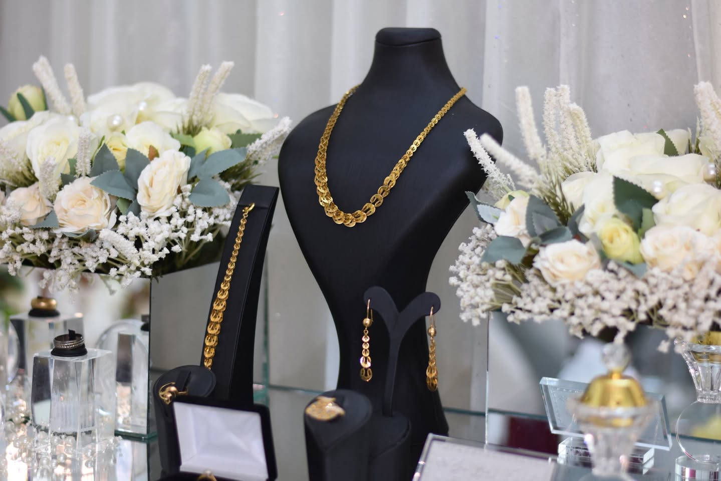 كوشات للبيع عدد 3 العنوان بغداد البلديات ***********
