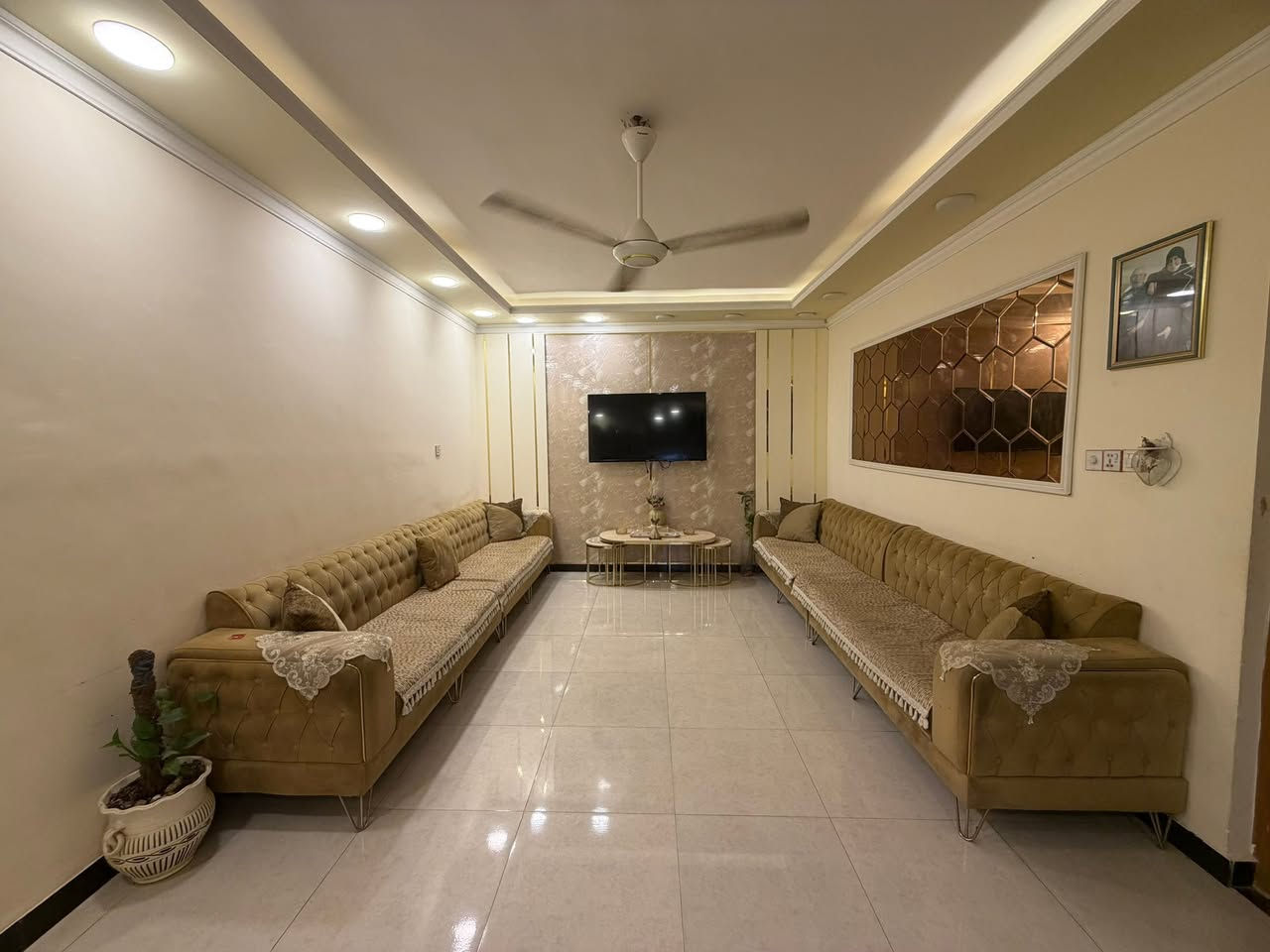 🛑 دار سكني  للبيع 🛑 
المنطقة : الديوانية ؛الضباط 🚩 
اقرب نقطه ؛خلف مول الطاهر 
المساحه :130متر🏛️الواجه 11متر🛑مطلوب 90مليون 
التفاصيل :  طابقين 
    
الطابق الاول🛑 غرفه نظام سويت وصالة واستقبال ومطبخ  وصحيات ومنو
الطابق الثاني؛غرفتين نوم  ومجمع صحيات وصاله 
للاستفسار 
     مراجعة مكتب رسول الوزني للعقار  
الديوانية . حي الحضارة بداية شارع اسواق طيبة
 للمعلومات ولمزيد من التفاصيل ⬇️
       مراسلة الصفحة  
      او الاتصال
***********
