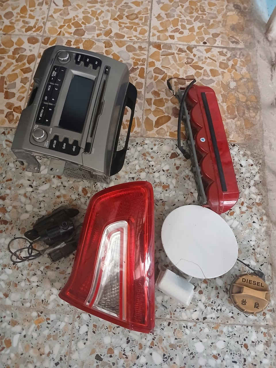 سلام عليكم عندي غراض مال سبورتج بكليت صفحة اليمنة ومسجل شغال قبق مال بنزين ويرات مال كمرة فوك الرقم 
ستوب بليت ذراع مال ماسحة باب الخلفي 
مكان بغداد مدينة الصدر


**إذا كنت صاحب هذا الإعلان وتريد حذفه لأي سبب، رجاءا أرسل رسالة إلى الدعم الفني**