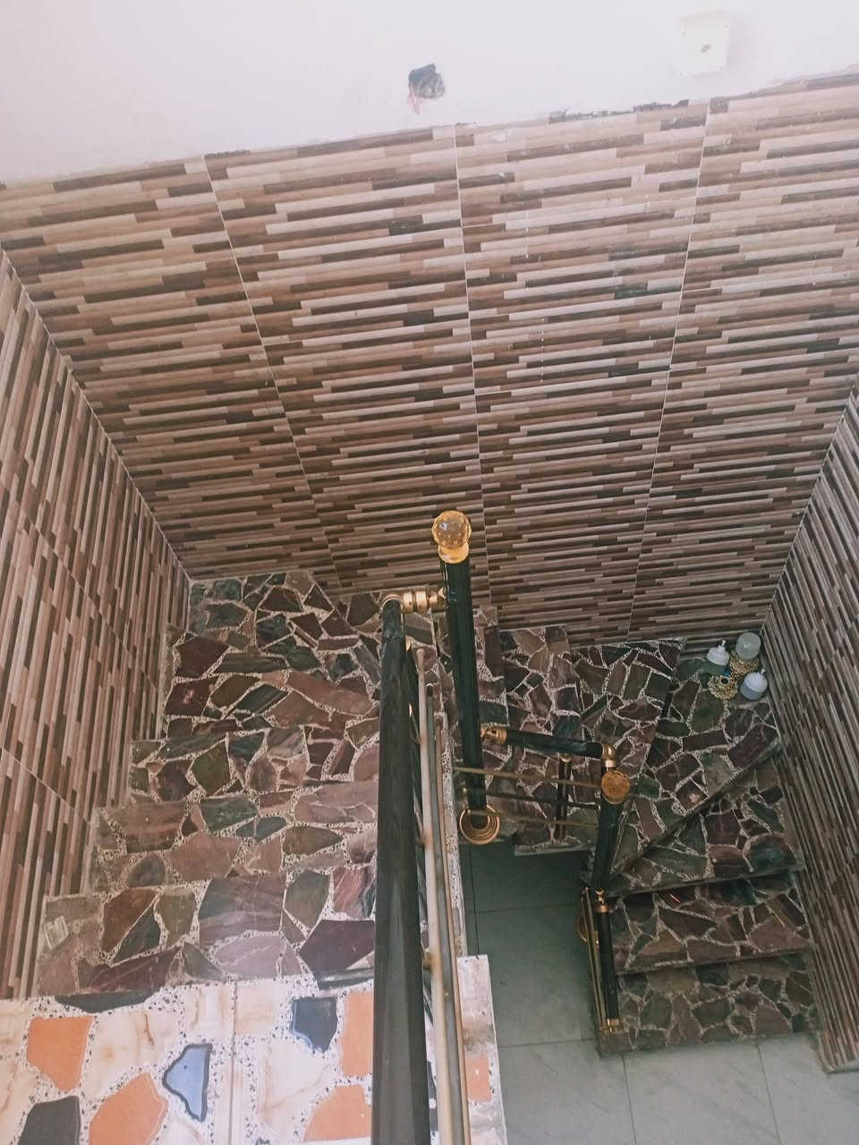 سلام عليكم بيت نادر الثانيه فرع سكلة صدام الخدمي طابو صرف زراعي مساحة 150 متر طابق واحد جاهز تبليط مجاري خدمات كامله سعره 130 بي مجال ***********
