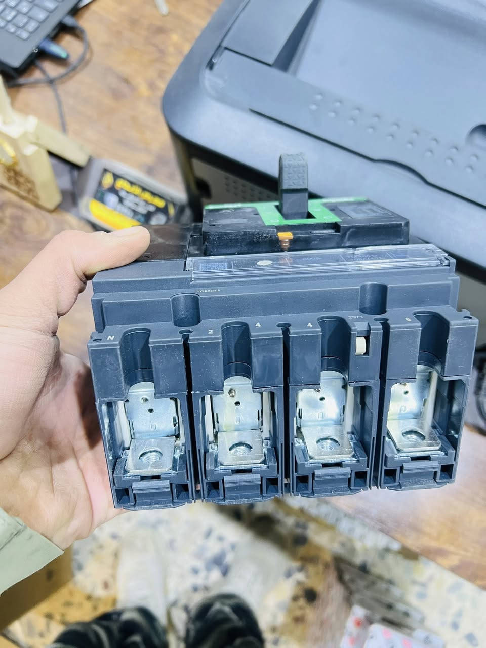 سلام عليكم ورحمة الله وبركاته يتوفر لدينا قاطع شنايدر 100A رباعي ويتوفر ثلاثي هم استفسار *********** بغداد شورجه عكد النصاره شركة الابداع
