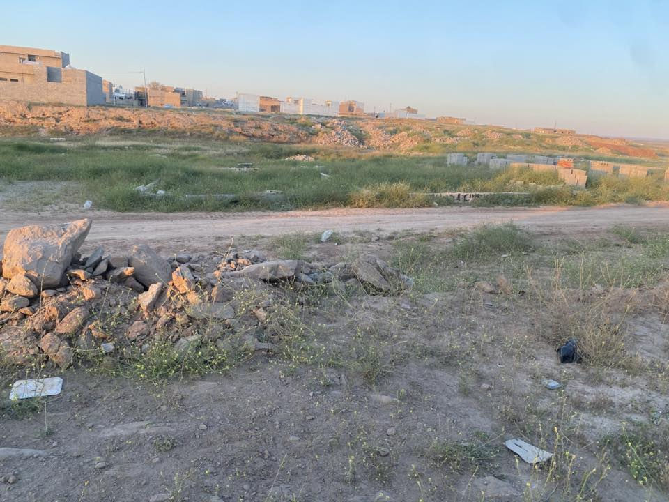 كاع البيع، هذه الأرض مساحتها 200 متر مربع (20×10) وتقع باتجاه السليمانية، وهي غير مملوءة، 

ئەم زەویە بۆ فرۆشتن ٢٠٠م (٢٠*١٠) روی لە سلێمانیە 
پڕکراوە نیە شوين ده روازه 
***********
