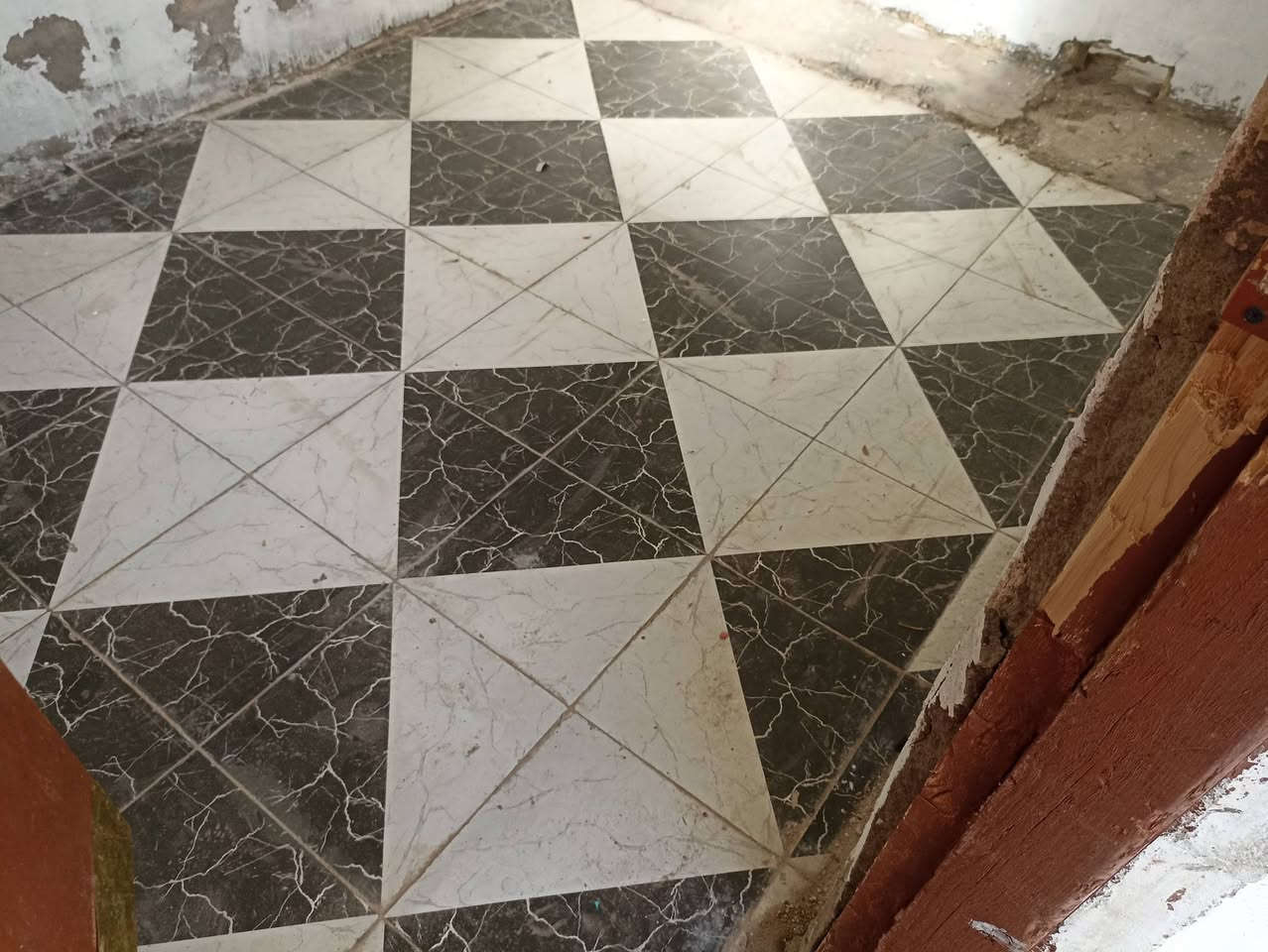 للإيجار: حوش، صحيات مع حمام، استقبال صغير، مطبخ، هول، مرافق، هول، 2 غرف كبيرة، الارضية بورسلين، كهرباء جديدة، كيزر، تانكي، خط مولده. منطقة الدليمات مقابل بيت الحاجة المرحومه ابريعه، نظيف كلش، 250 الف الايجار مع الماء والكهرباء.(***********)
