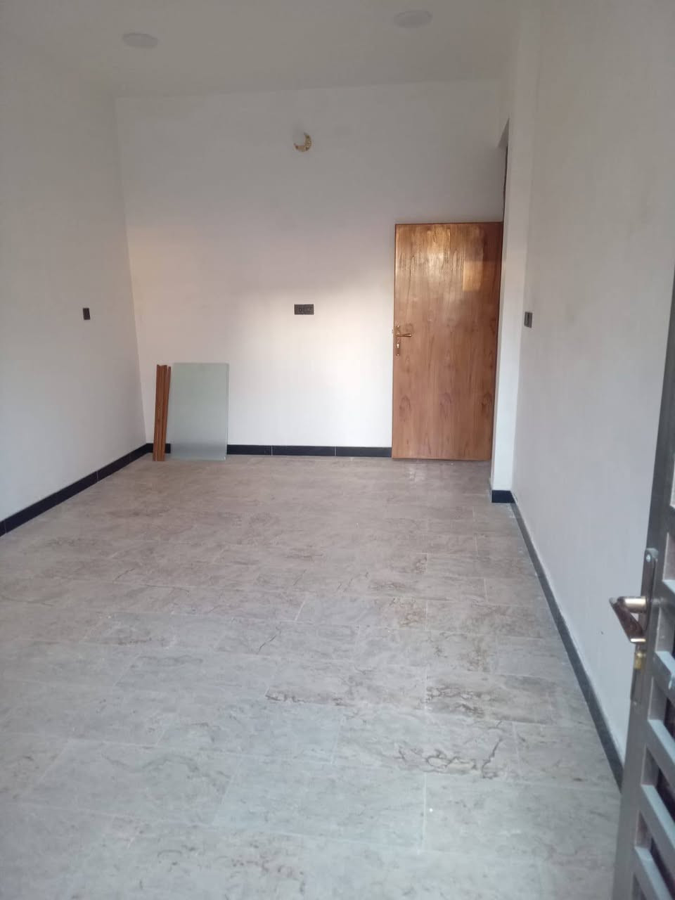 دار للبيع  100 متر واجهة 5 نزال 20 متر  استقبال حولي مطبخ غرفة نوم خدمات
طابق الثاني 2 غرف نوم 
العنوان الشعب قرب العيادة محلة 339 
للستفسار مكتب الصدور للعقارات
*********** ابو صدور
***********ابو كرار
عنوان المكتب الشعب قرب العيادة الشعبية
