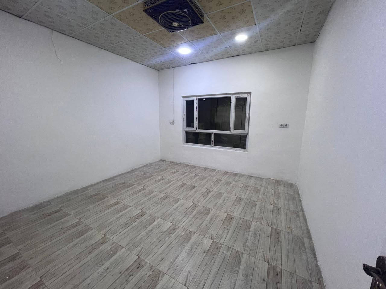 السلام. عليكم اعلان جديد ،🏘️🏘️ 
دار 200م طابق واحد طابو صرف 
باسم شخص واحد 
 للبيع 
يتكون  استقبال مطبخ +2غرفه نوم 
صيحات داخيله وخارجيه
الموقع حي الوسطي مجمع المدارس
كما موضح بالصور ادناه
السعر 165مليون وبي مجال
ملاحظة التعامل مع صاحب الدار مباشر 
للمزيد من المعلومات الاتصال والاستفسار بالارقام
☎️***********  ابو محمد 
☎️*********** ابو علي 
او مراجعه مكتب زهرة الخليج حي الواسطي مقابل شقق الغاز السادين القديم عيادة دكتوره سلوى البياتي وصيدلية صوفيانستقبل جميع عروض البيع والشراء وتأجر العقارات والمحلات.تحياتنا لجميع الزبائن االكرام.
