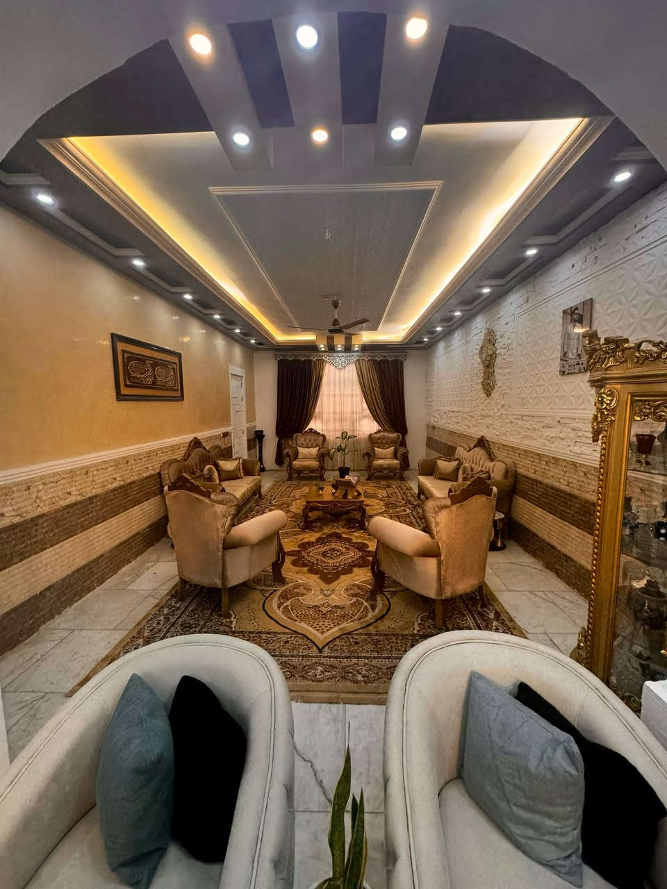 حي البلديات 

مساحة الدار 200 م طابقين بناء حديث

يحتوي على 3 غرف ماستر وغرفة عادية 

ارضيات مرمر واجهة الدار فلين 

للاستفسار ***********
