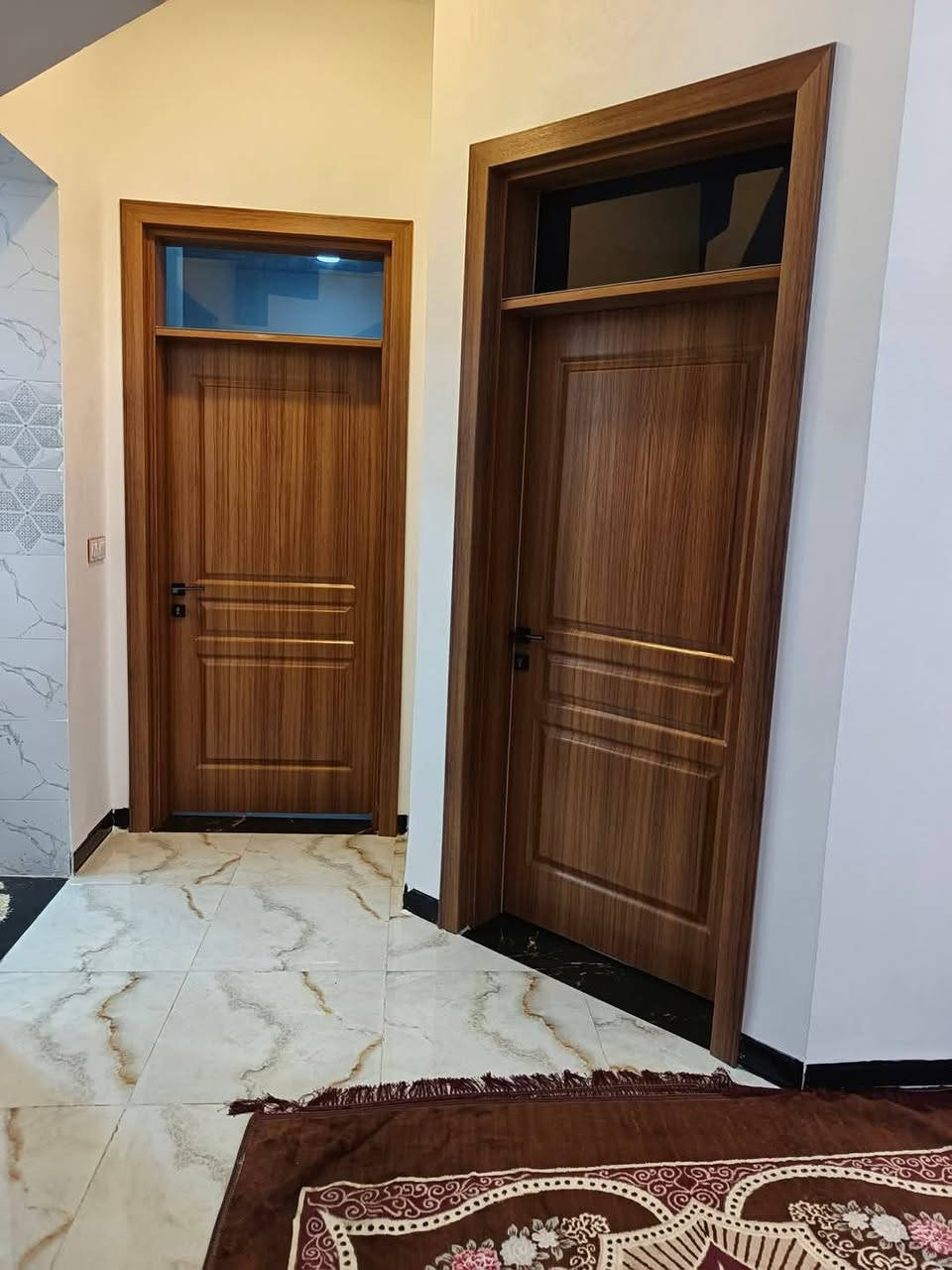 بيت للبيع بناءً حديث مساحه 290 يقع عله طريق السنيه جهت الزوار يتكون من استقبل مطبخ صاله 2غرف نوم  مجمع صحيات داخاليه اوخارجه لل استفسار ***********
