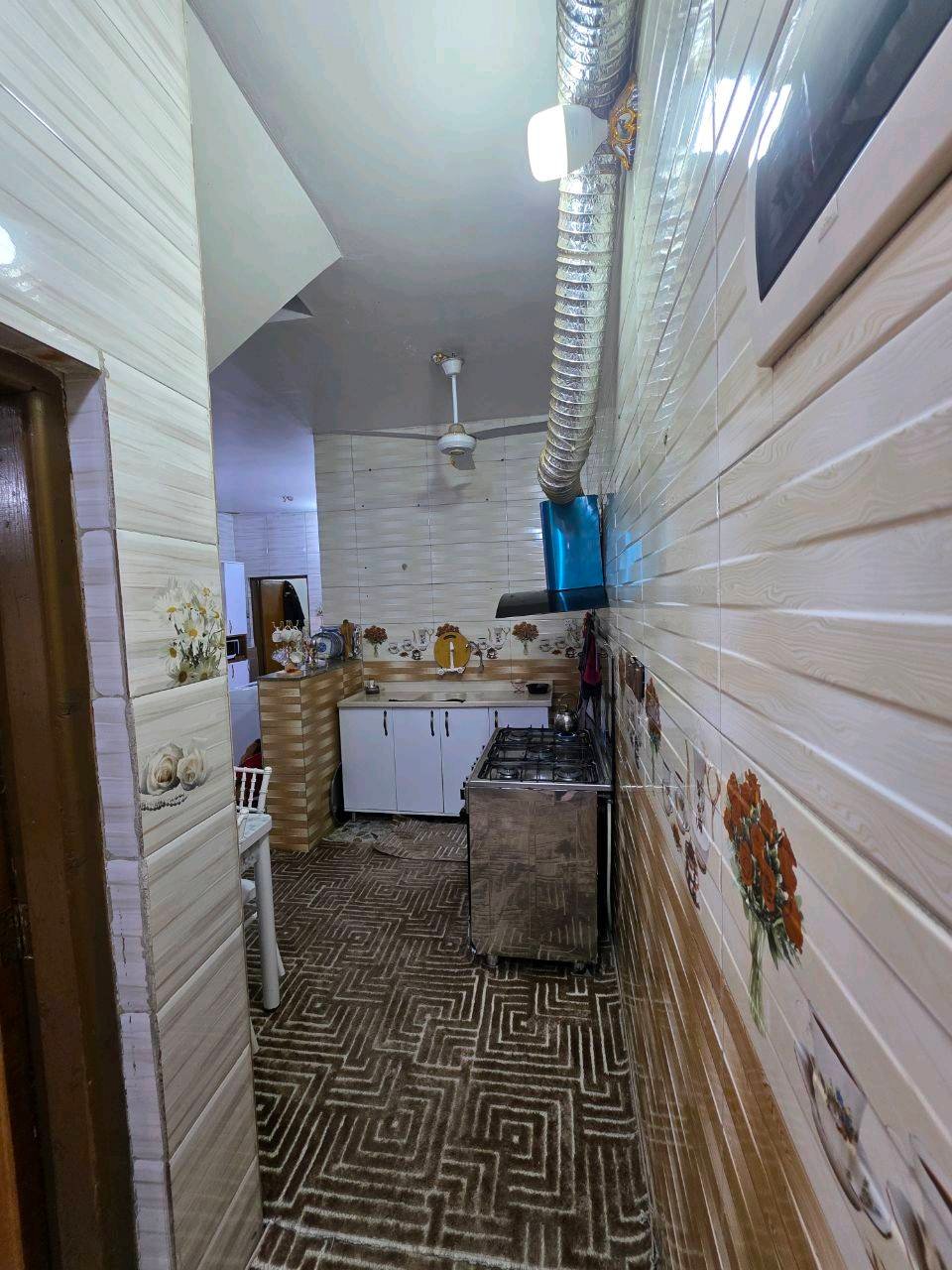 منزل للبيع في الشرطة الخامسة زراعي طابو ٢٥ بصف بيوت الطابو - بناء حديث  منزل بمواصفات ممتازة، نظيف جداً وجاهز للسكن الفوري.
​التفاصيل:
​المساحة: 100 متر مربع.
​الواجهة والنزال: واجهة 5 أمتار ونزال 20 متر.
​التصميم: يحتوي على استقبال، ممر، مدخلين، مطبخ، وصالة.
​الغرف: غرفة نوم واحدة مساحتها 5x5 أمتار (بعرض البيت).
​المرافق: حمام داخلي وآخر خارجي، بالإضافة إلى منور.
​التشطيبات:
​المطبخ والدرج وصولاً للسقف سيراميك بالكامل.
​البيت بصبغ جديد وبناء عام 2021.
​نظافة فائقة، لا يوجد رطوبة أو كاشي متقشر، ولا أي نقص.
​السطح معزول بالايزوكام.
​الخدمات: كهرباء 3 فيز مع ميزانية خارجية مرتبة وسلكترات بيها وميزانية أخرى في المنور ايضا ثري فيز، وكافة الخدمات كاملة (مجاري وغيرها).
​الموقع: الشرطة الخامسة، قرب حسينيه السيدة رقيه.
​السعر: ٩٠ مليون دينار عراقي (قابل للتفاوض).
للاستفسار الاتصال على الرقم 
***********