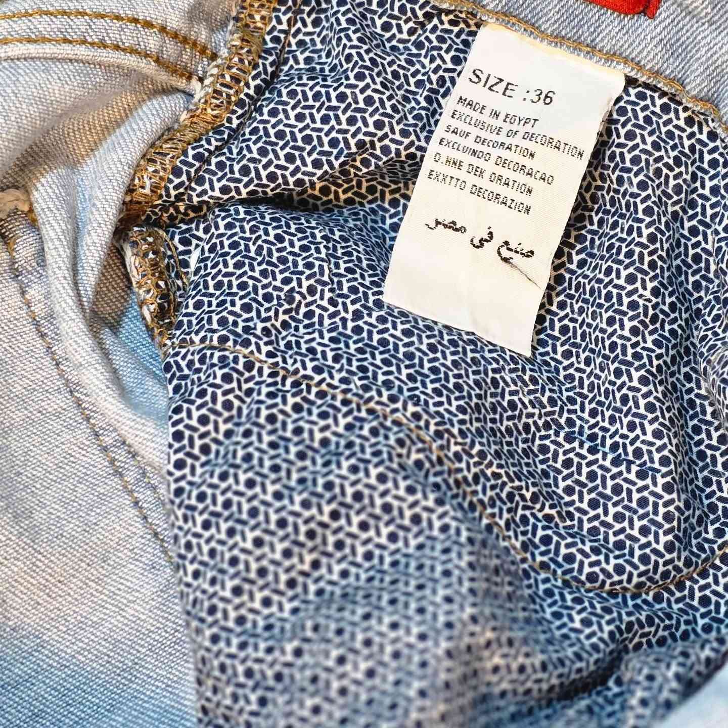 السعر:6,000​
التوصيل:3,000 
👖 بنطال جينز "TIE HOUSE" راقي - Slim Fit
​للبيع بنطال جينز رجالي من البراند المعروف Tie House، يتميز بلون فاتح عصري وجودة ممتازة.
​القصة: قصة ضيقة وأنيقة (Slim Fit) تمنحك مظهراً عصرياً.
​اللون: أزرق فاتح (Light Blue) مميز وسهل التنسيق مع مختلف الملابس.
​المقاس: 36.
​الصناعة: صنع في مصر بجودة عالية.
​الحالة: نظيف جداً وبحالة ممتازة كما هو موضح بالصور.
​التفاصيل: يتميز ببادج جلدي خلفي يحمل شعار الماركة وبطانة داخلية منقوشة تضفي لمسة من التميز.
#fashionstyle #explore #عبودي_فاشن #الحمدلله


**إذا كنت صاحب هذا الإعلان وتريد حذفه لأي سبب، رجاءا أرسل رسالة إلى الدعم الفني**