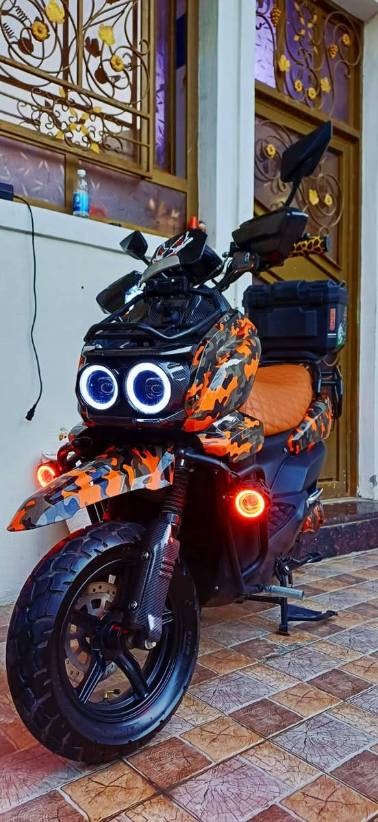 سلام عليكم للبيع شركه جوهره البحريه اكس موتور (البرتقاليه 6بطاريات المسطره علفحص زنون2 ورماش السعر 1200وبي مجال  6بطاريات المسطره  ملاحضه وصل الشراء. موجود بل صور لحد يكسر بيهن اتصال بل رقم ***********
