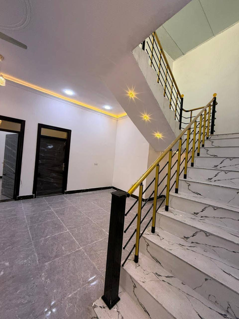 دار سكن للبيع ⛪️ بسعر بلاااش
#المساحه :: 200 متر  بناء حديث بعده بل جيس

#يحتوي البيت على غرفتين نوم 
و ديوان 
و صاله 
و مطبخ 
و صحيات داخلي و خارجي و كراج سياره 
بيت كلش مرتب 

كافه الخدمات متوفره 

#جنس_العقار :: طابو صرف زراعي بأسم عراقي سند ٢٥ راعي لارض ساكن نفس المنطقه 

#العنوان ابو الخصيب  شارع ابو كوصره 
يبعد عن شارع ابو كوصره 50 او اقل 

#السعر 115مليون و بي مجال 
#للاستفسار الاتصال على الهاتف *********** 📞📳
📳
