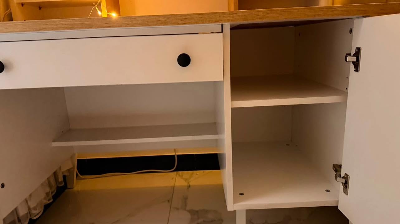ميز دراسة إيكيا IKEA معروض للبيع 
كلش نظيف ومابي أي ضرر 
كومدي جبير طابقين، وجرارة، ورف سفلي لتخزين الكتب، وسطح الميز واسع بالاضافة الى الرفوف الي بيه


**إذا كنت صاحب هذا الإعلان وتريد حذفه لأي سبب، رجاءا أرسل رسالة إلى الدعم الفني**