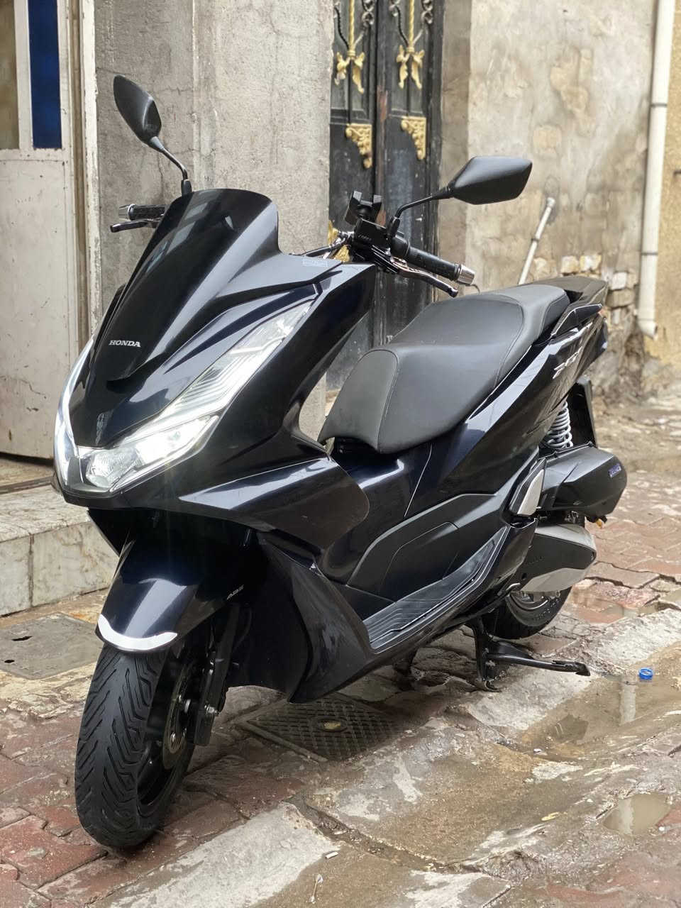 السلام عليكم للبيع
دراجة pcx 2023 جيل الرابع ياباني 
مال معرض جديدة بكل معنى الكلام 

رقم الشاصي JK05 - 1016792

لون حبري صدفي 
حجم المحرك 125cc 
المسافة المقطوعة 25 الف حقيقي 
بصمة دكمتين عدد البصمات 2 + 
مفتاح طوارئ 
اي بي اس مانع نزلاق 
تايرات الوكالة مشلن بخطوط الشركة 
بعدهن خلفي + امامي 
قاعده مال تليفون اصلية وياها اجتي 
حساس زدحام + ستان كهربائي 
عده مال سباين كاملة 
كتلوكات الدراجة ودفاتر كلهن كاملات 
الدرجة جديدة جديدة بالكارتون 
وشرط تجي واشوف بعينك 
مكفولة كفر + مكينه + كهربايات 
شرط وين ميعجبك تفحص 
من باب تاخذه 
ادامة فلتر شوتة + دهن موتل من وكيل 
اكرر ياباني ياباني بالعافية ع ياخذها 

اي ستفسار متواجد خاص او وتساب 
رقمي *********** 

العنوان النهظة الشيخ عمر قرب 
باچة الحاتي
