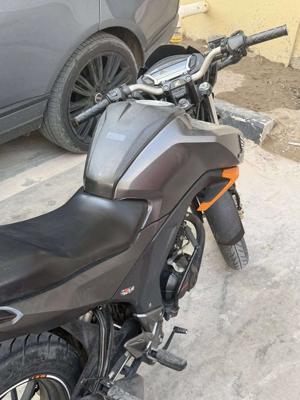 سلام عليكم دراجة للبيع هوندا 160 نضيفة وماماشية وكدامكم بل صورة ما مبدل بيه شي عل وكالة غراضهة موجودة السعر مليونين وميتين مكاني بغداد بوابة العراق للاستفسار ***********
