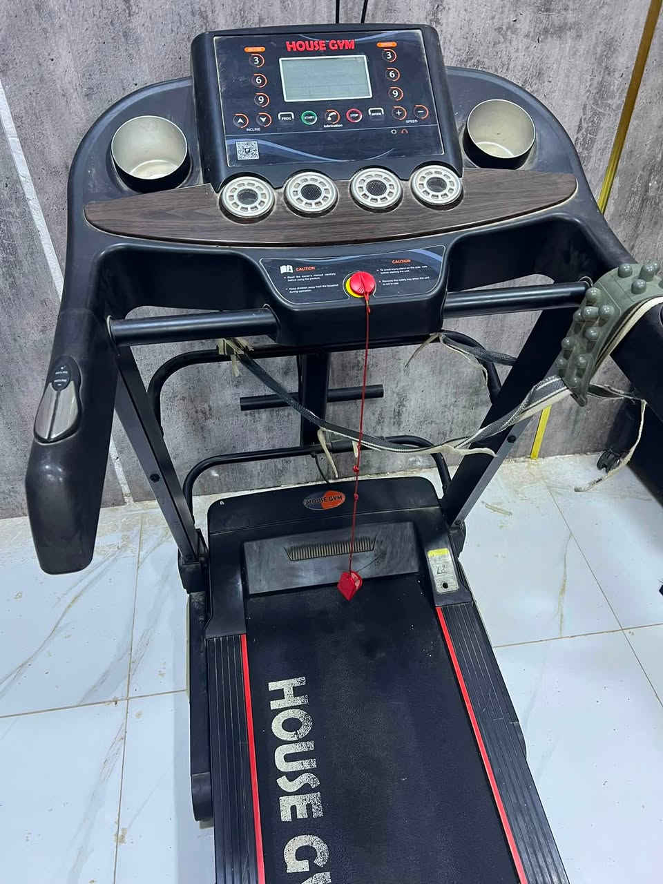 � للبيع جهاز مشي كهربائي (Treadmill) HOUSE GYM 🔥

جهاز مشي كهربائي منزلي بحالة جيدة، مناسب للمشي والرياضة اليومية وخسارة الوزن.
يحتوي على شاشة رقمية لعرض معلومات التمرين مثل الوقت والسرعة والمسافة والسعرات الحرارية، مع أماكن لوضع قناني الماء
فرصة ممتازة لمن يرغب بممارسة الرياضة في المنزل وحرق السعرات وتحسين اللياقة البدنية.

✅ شاشة رقمية لعرض السرعة والوقت والمسافة والسعرات
✅ سرعات متعددة
✅ مفتاح أمان
✅ مناسب للمشي اليومي وخسارة الوزن
✅ بحالة جيدة وجاهز للاستخدام
✅ يعمل بشكل جيد
✅ مناسب للاستخدام المنزلي
✅ يحتوي على برامج وسرعات متعددة

💰 السعر: 250 ألف دينار عراقي فقط

📞 للتواصل:خاص


**إذا كنت صاحب هذا الإعلان وتريد حذفه لأي سبب، رجاءا أرسل رسالة إلى الدعم الفني**