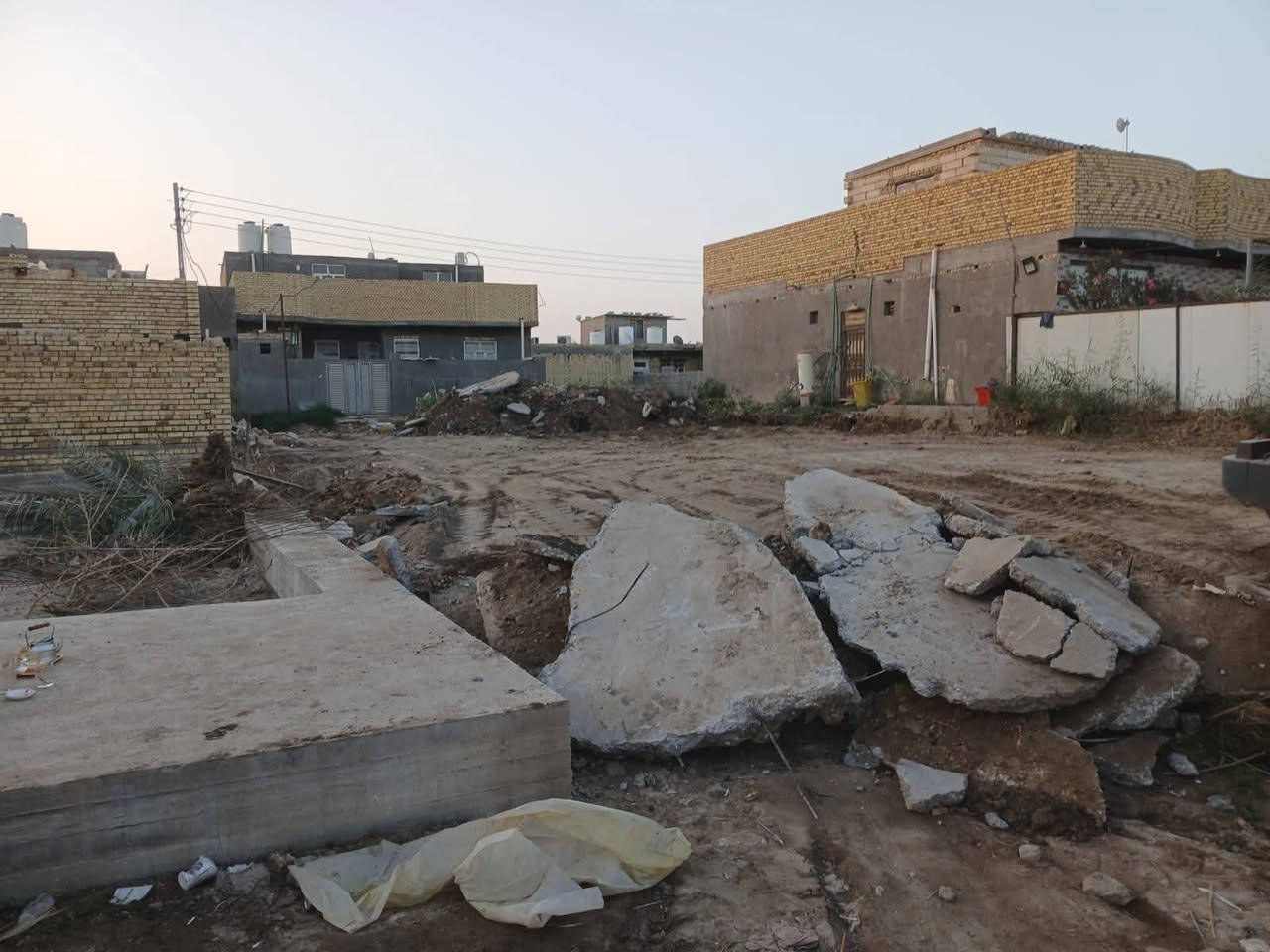 قطعة أرض للبيع المساحة 400متر في منطقة ال نياز تقع على شارعين الواجه 14 والنزال 28 عرض الشارع 8 متر تبعد عن الشارع 100 متر خدمات كهرباء ماء مدارس مولد بلمنطقه للتواصل *********** للتواصل واتساب أو ماسنجر
