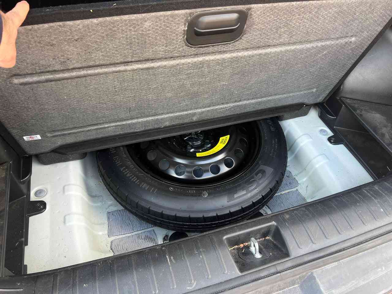 توسانXRT  VIP موديل 2022، كاملة المواصفات، بمواصفات أمريكية. السيارة نظيفة للغاية وبها بعض الإضافات البسيطة. حادثة بوند مع جزء صغير بارد من باب الصندوق. لون السيارة صدفي. ميزات حصرية لكبار الشخصيات:
المسافة المقطوعة: 27الف كيلومتر 
أنواع الإطارات Michelin
رقم شانصی KM8JFCAE2NU104452
1. زر تشغيل
2. دخول بدون مفتاح مع شاشة لمس
3. سقف بانورامي شمسي
4. أبواب كهربائية قابلة للطي
5. كاميرا 360 درجة (جانبية، أمامية، خلفية)
6. كاميرا مع إشارة دوران
7. زر تشغيل/رجوع للخلف
8. مقاعد مدفأة ومبردة
9. مقاعد جلدية سوداء
10. مقعد كهربائي
11. إضاءة محيطية بـ 67 لونًا قابلاً للاختيار
12. مقاعد خلفية مدفأة
13. تعتيم تلقائي لمرآة الرؤية الخلفية
‏14. Apple CarPlay
‏15. Android Auto
16. شاشة عرض رقمية 3 بوصة لعرض معلومات القيادة
17. مؤشر ترحيب
18. مصابيح أمامية زينون LED
19. مصابيح خلفية LED
20. واقي خلفي قابل للسحب
21. تحكم صوتي كامل
22. نوافذ كهربائية
23. تبريد ثنائي النقاط
24. إشارة انعطاف على المرآة
25. دخول بدون مفتاح
26. مبدلات سرعة يدوية
27. نظام تحكم بالفرامل
28. دفع رباعي
29. محرك سعة ٢٥٠٠ سي سي مطلوب
٣٠. عجلة قيادة بدون مفتاح
٣١. شحن لاسلكي
٣٢. منفذ شحن
٣٣. تثبيت تلقائي
٣٤. تشغيل عن بُعد
٣٥. ركن تلقائي
٣٦. حساسات أمامية
٣٧. حساسات خلفية
٣٨. ناقل حركة أوتوماتيكي مطلوب
٣٩. رادار أمامي وخلفي وجانبي
٤٠. نظام مراقبة النقطة العمياء
رقم سلیمانیة 
عنوان: سليمانية
***********
