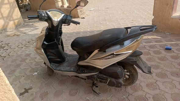 السلام عليكم
دراجه جامبو  للبيع دراجه جاهزه نضافه نفس بصوره كهربايات كلهة شغاله عوزه فقط باتري مفتوحه مره وحده شرط سعرهة 400وبيهة مجال حك الجيه ومو شراي لا يراسلني مكان الدراجه رميثه
وهاذا رقمي لل اتصل 
***********
