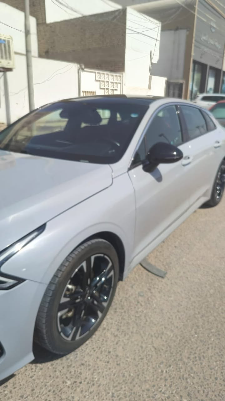 السلام عليكم ورحمة الله

Kia K5 gt-line 1.6T 
AT 8-speed 
AWD 

فول مواصفات 1/1

- داخل احمر 🟥
- رادار امامي
- مثبت سرعة تفاعلي
- بانوراما
- تدفئة كشن 
- تدفئة ستيرن
- تثبيت مسار
- تنبيه ستيرن

تريدهه فور ويل تريدهه تو ويل اكسلهه موجود والكاردن موجود . 

السيارة مكينة وكير كفالة عليهه سيرفس كامل من الجزيرة دهن ليكي مولي الاصلي كل 5 الاف + تبديل دهن كير valvoline الاصلي لأن السيارة مشت 70،000 وقابلة للزيادة 

السيارة حادثهه 3 قطع بنيد وجاملغين اماميات 
حادثهه غريب شوي امامي بس سطحي وبنفس الوقت بيهه رصعة خفيفة باللغد وما صلحتهه لأن متسوه ، السيارة من المزاد لبيتنا على ايد وحدة 

صور الحادث والسعر خاص وانا بخدمتكم 

مكان السيارة : 📍 البصرة 

***********
