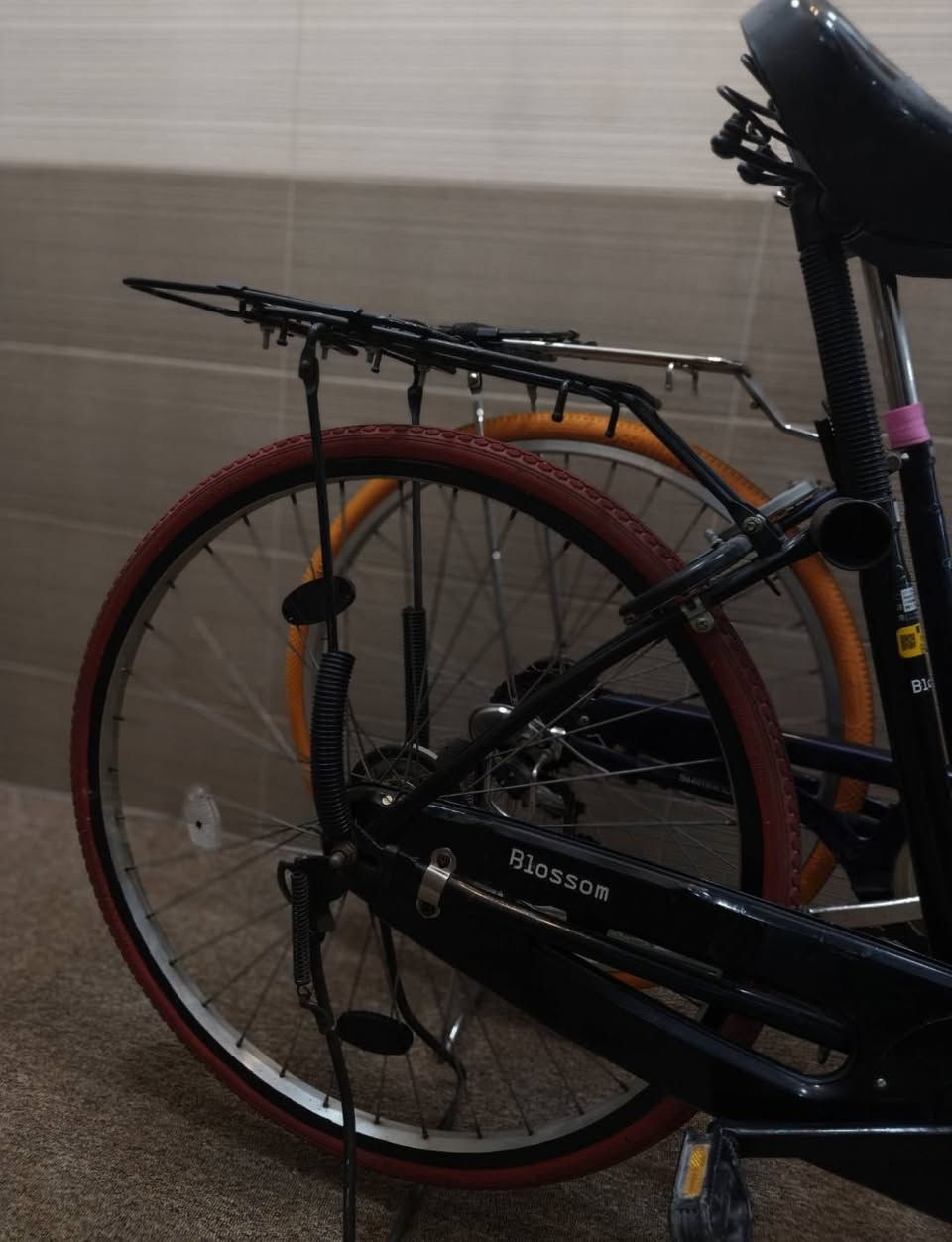 بايسكلات أصلي ياباني غرضهن كامله حجم 26
1... ألون نيلي تايرات برتقالي كير و حساس شخوط مال حاويه فقط 🔵
2.الون أسود تايرات حمر شخوط مال حاويه فقط أي عطل مابي مكفول ✓✓🔴 
مكاني بغداد الإسكان أي ستفسار خاص أو ع رقم *********** السعر ١٤٠ الواحد و بي مجال
