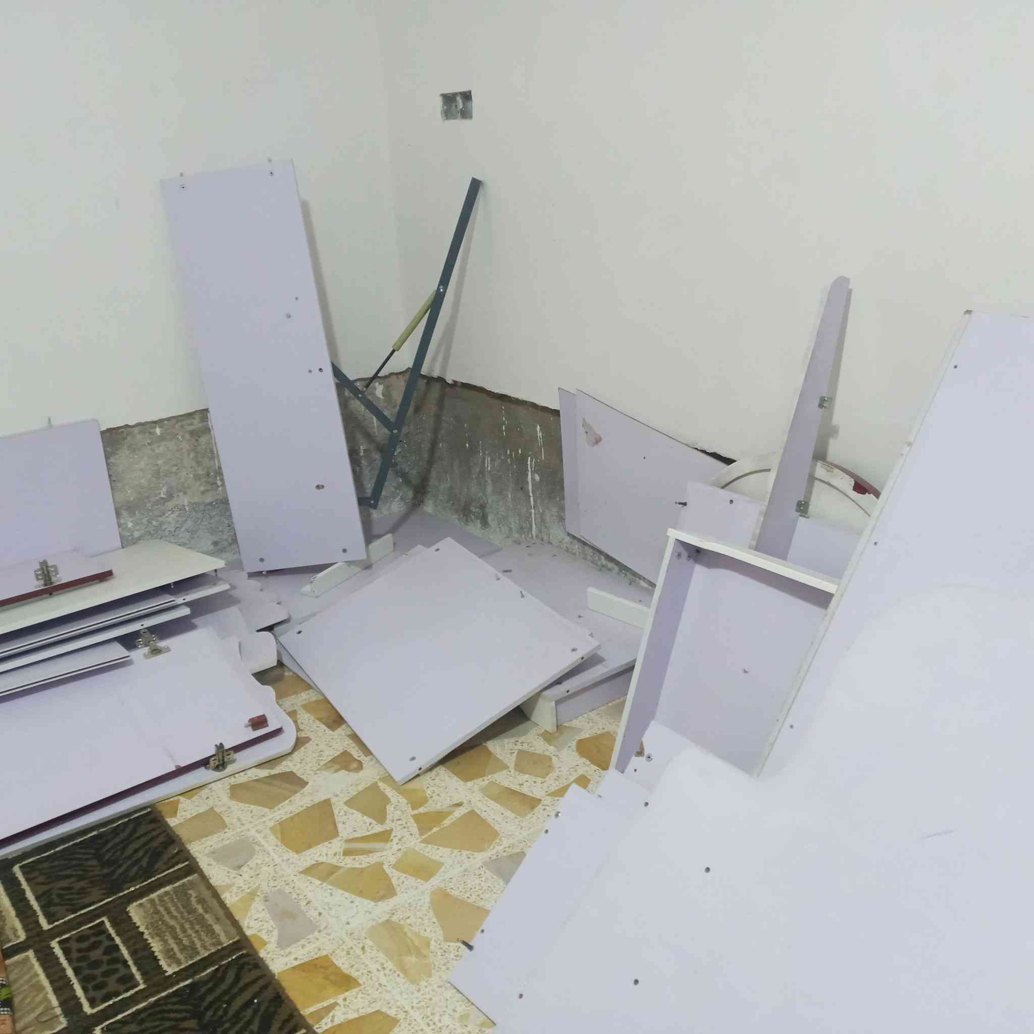 السلام عليكم 
غرفة نوم خشاب تركي
الغرفه مكونه من جربايه +كنتور+زاويه +ميز بلازما + مرايا
 الكنتور وجربايه بس ينشدن 
السعر 500 وبي مجال 
الشراي يتصل ويدلل ***********
