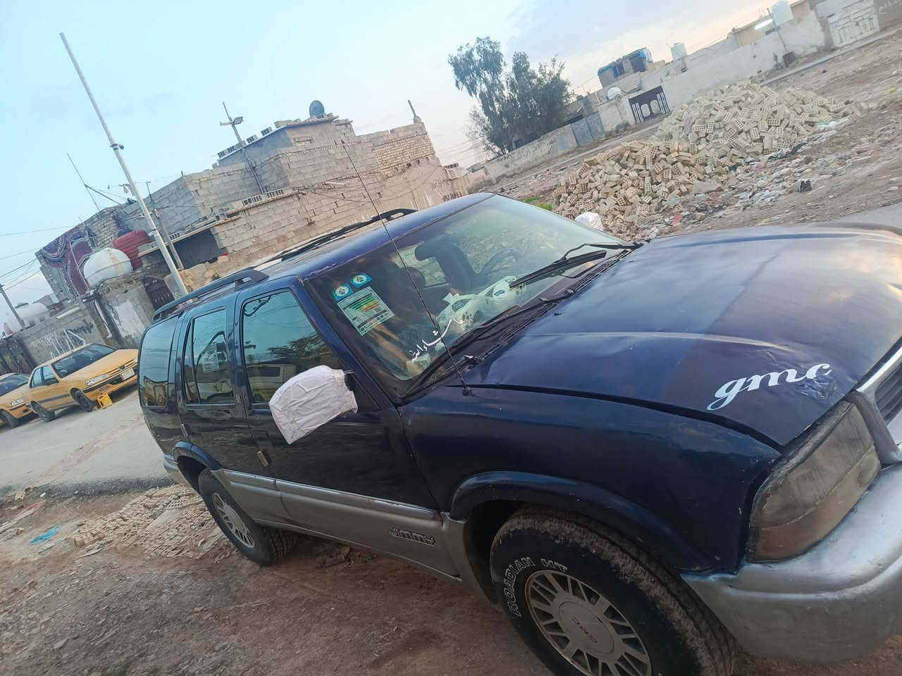 جمسي جيمي سياره خير من الله محرك ماينسمع اصوته دواخل نضيفه رقم انكليزي جديد بسمي تيرات جدد كهربيات كلههه شغاله تبريد ماكو المكان بقداد السعر 45وبيها حگ *********** الجيه
