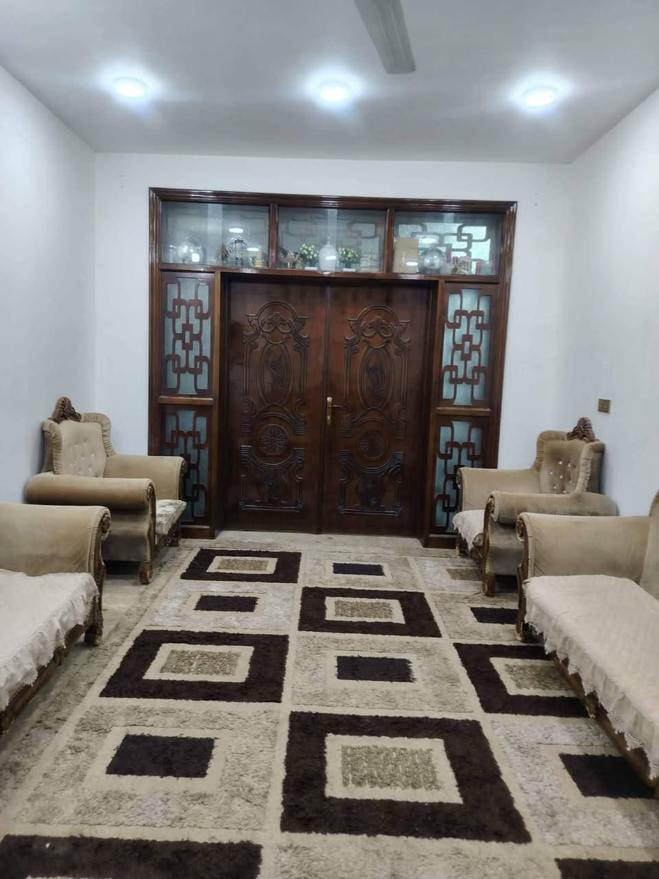 السلام عليكم بيت للبيع بنا حديث سنة 2023  المكان حي الصحة المساحة 195 طابو زراعي سند25 يبعد عن الشارع 150متر يتكون من طابقين الطابق الاول طارمة ،صحيات خارجية،استقبال،مطبخ،وهول،ومجع صحيات داخلية،وغرفتين2،ومنور،الطابق الثاني ماكامل ،الاستفسا علرقم***********
