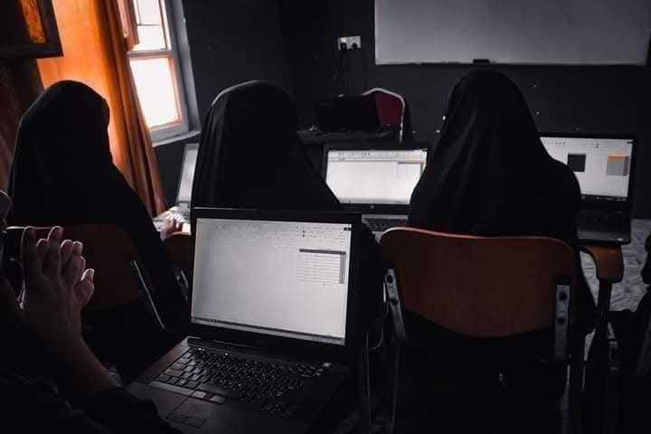 تم فتح التسجيل على دورة الحاسوب الشاملة  #تعلم الحاسوب من الصفر ✅#دورة_الحاسوب_الشاملة #المربع_الحسابي
  ✅وقت صباحي ومسائي  
م/تعاد الدورة مجانا في حال عدم فهم المادة 🧡
- نستهدف الباحثين عن العمل (جميع الفئات يمكنهم المشاركة )
- الاشخاص لديهم الرغبة في مجال الحاسوب 
- الدورة تشمل #تطبيق_عملي 
1-تعريف بالكمبيوتر بصوره عامه
2-الوورد 
3-الاكسل 
4- بور بوينت 
5- مراجعه عامه
6- عمل C.V احترافي لكل طالب
7-كيفية مسح وتنصيب البرامج

. تطبيق_عملي✅
- تبدأ حين اكتمال العد

#مدة الدورة 8 محاضرات او لحين فهم الطالب للمادة الوقت مفتوح تعاد الدورة بشكل  مجاني للطالب
 من 9:30 ل 11:30 صباحا 
من ساعة 3:30 الى 5:00 مساء 
- #خصم للمجاميع والإخوان 
- عند التخرج تحصل على شهادة رسمية معترف بها ومصدقه من نقابة الخدمات اتحاد نقابات عمال وموظفي المثنى ✅
للحجز ارسال الاسم الثلاثي للخاص🟣
*********** واتساب 
العنوان : السماوه السوك الفوكاني عماره السماك مقابل مجس الصدرين
