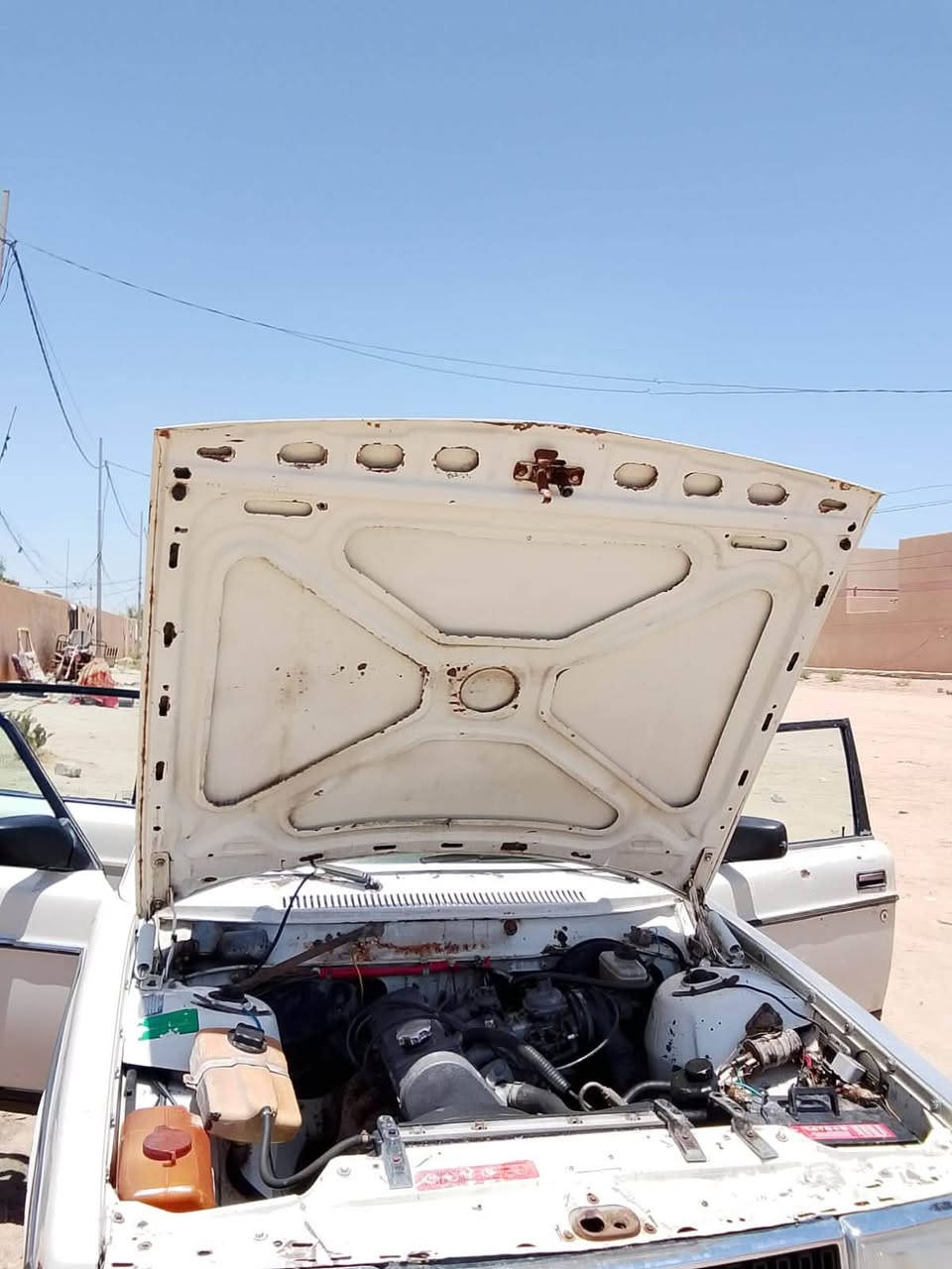 سلام عليكم للبيع فالفو 240 موديل 84 
مكينه وكير جدد اكسن جديد حدادية 75/100
دواخل تضيفه فرة جديده عوزه بس صبغه 
السعر 30 وبيها مجال 
***********
