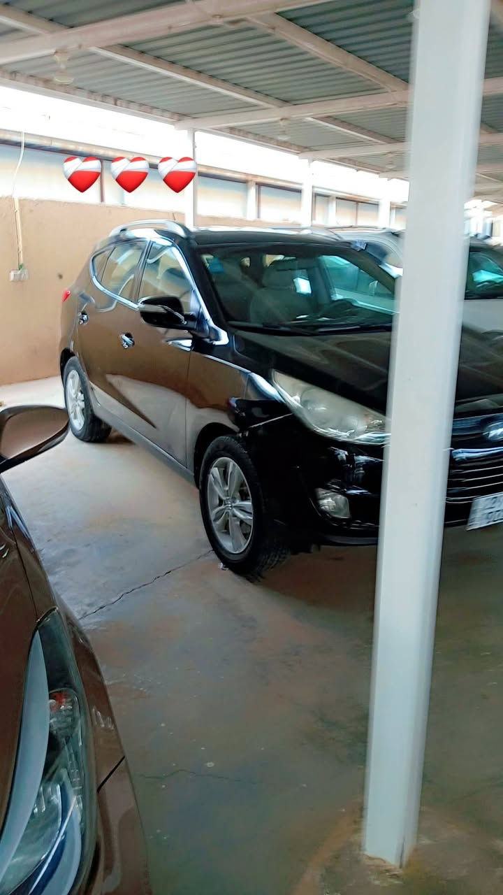 السلام عليكم هونداي توسان خليجي موديل ١٣ محرك ٢٤٠٠ دوش سياره ماشيه ٢٠٠٠ الف رقم واسط انكليزي بسمي بيه ٣قطع رش بدون حادث وقبل الصبغ مصورهن عندي السياره كلش حلو السعر ١٢٥ وبيه مجال قليل مكاني كوت للبيع أو مراوس ***********
